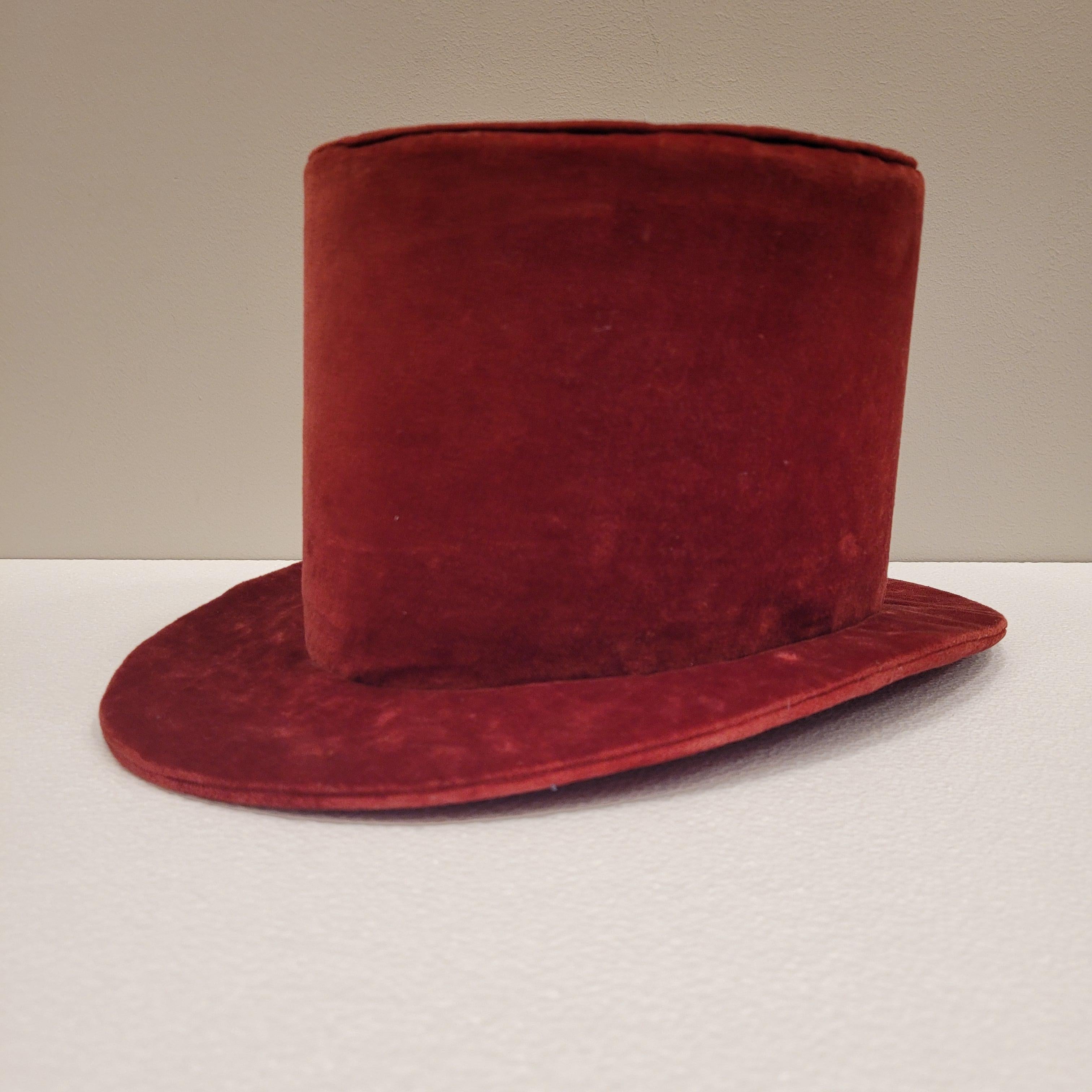 Burgundy velvet top hat, pp. s. XX – France 1