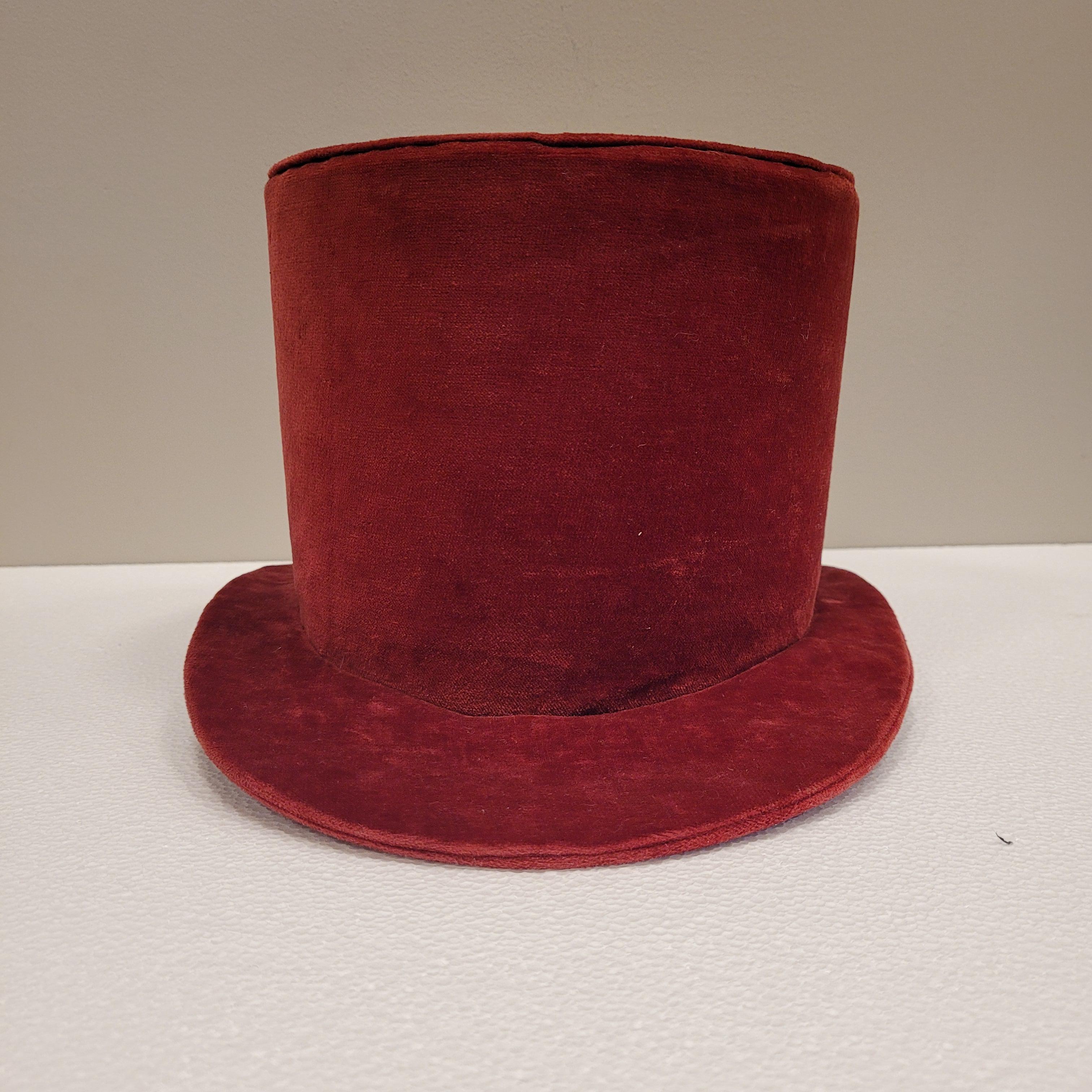 Burgundy velvet top hat, pp. s. XX – France 2