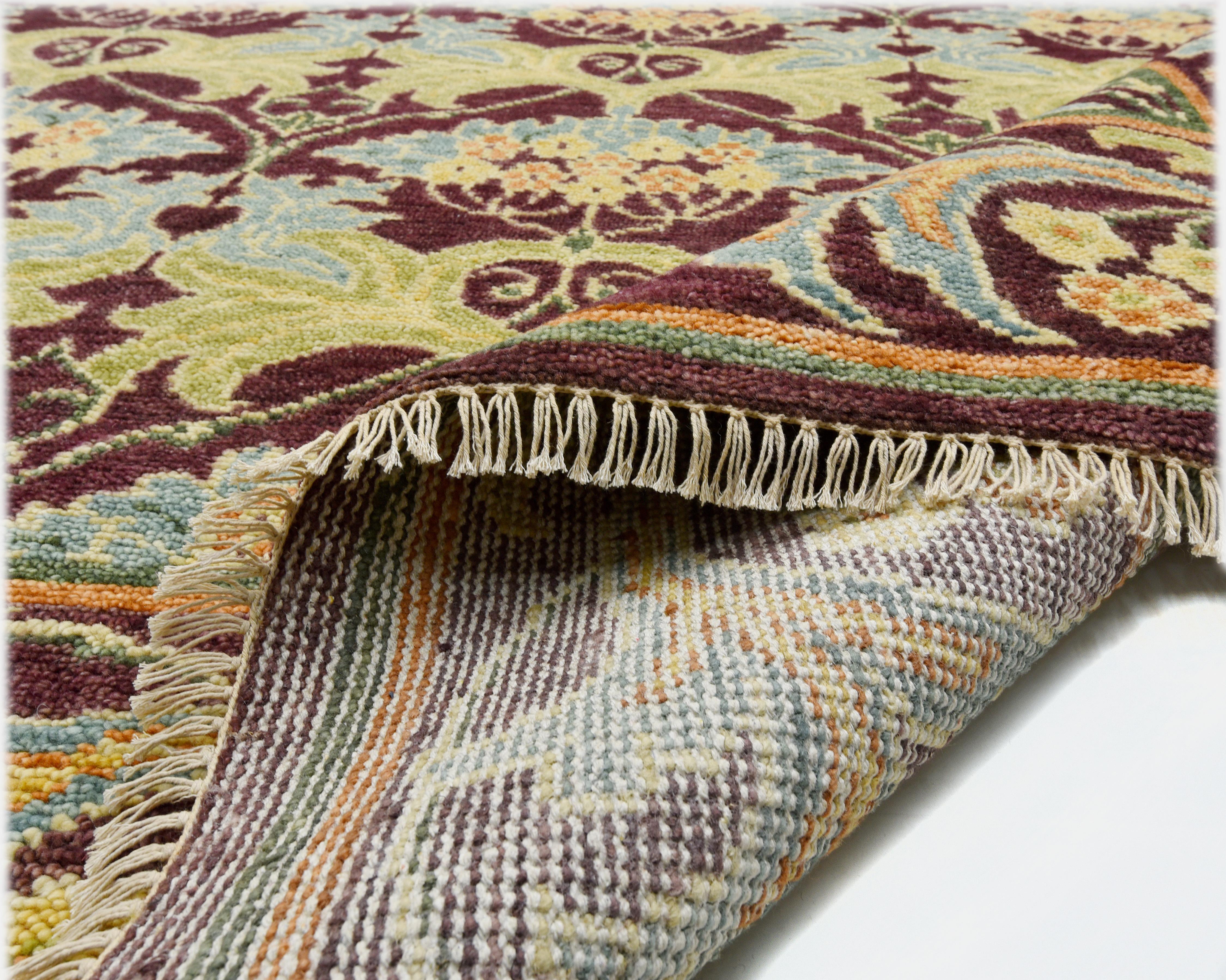 Annodato a mano Tappeto per l'area ispirato a William Morris in borgogna in vendita