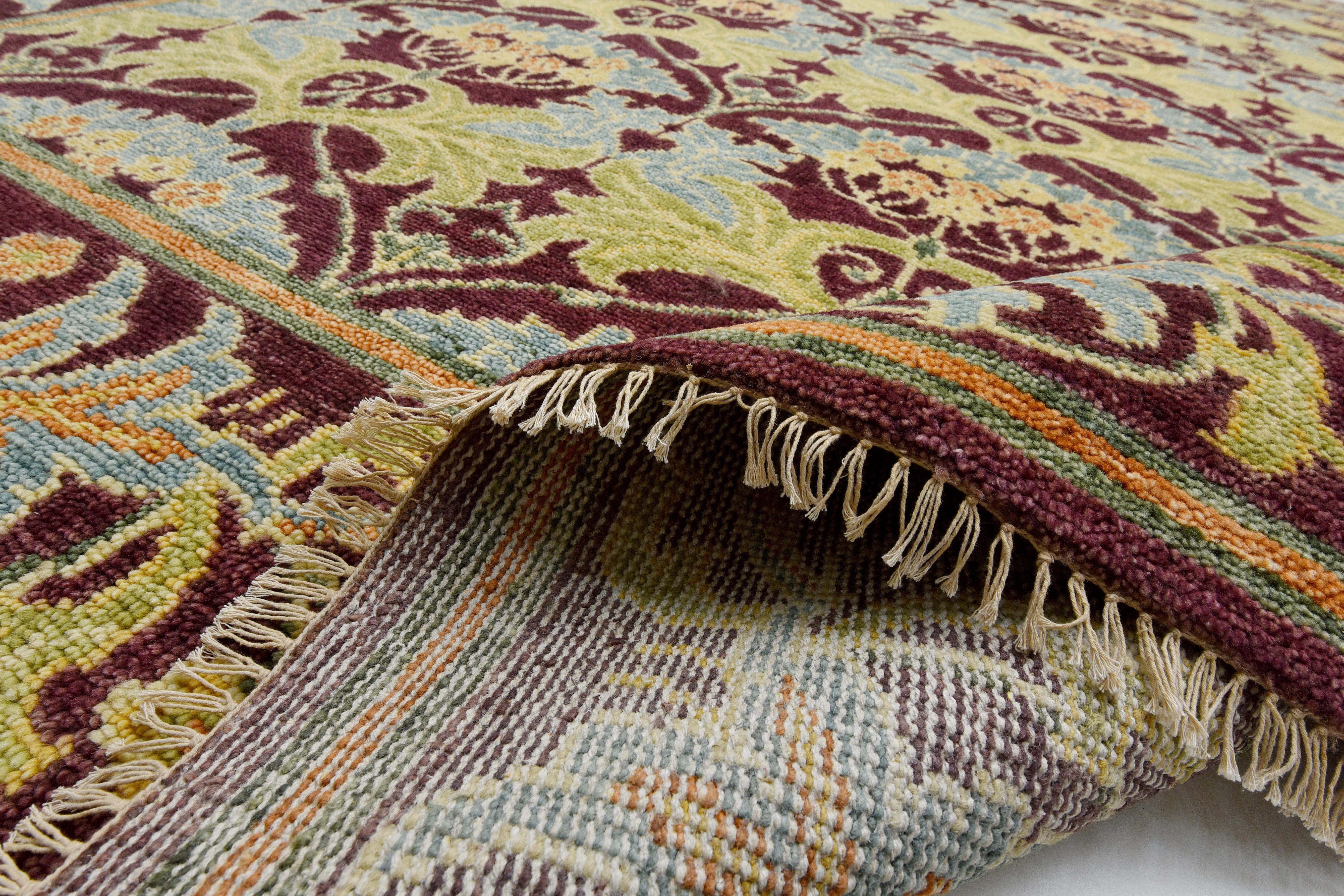William Morris inspirierter Burgunderfarbener Teppich im Zustand „Neu“ im Angebot in Laguna Hills, CA