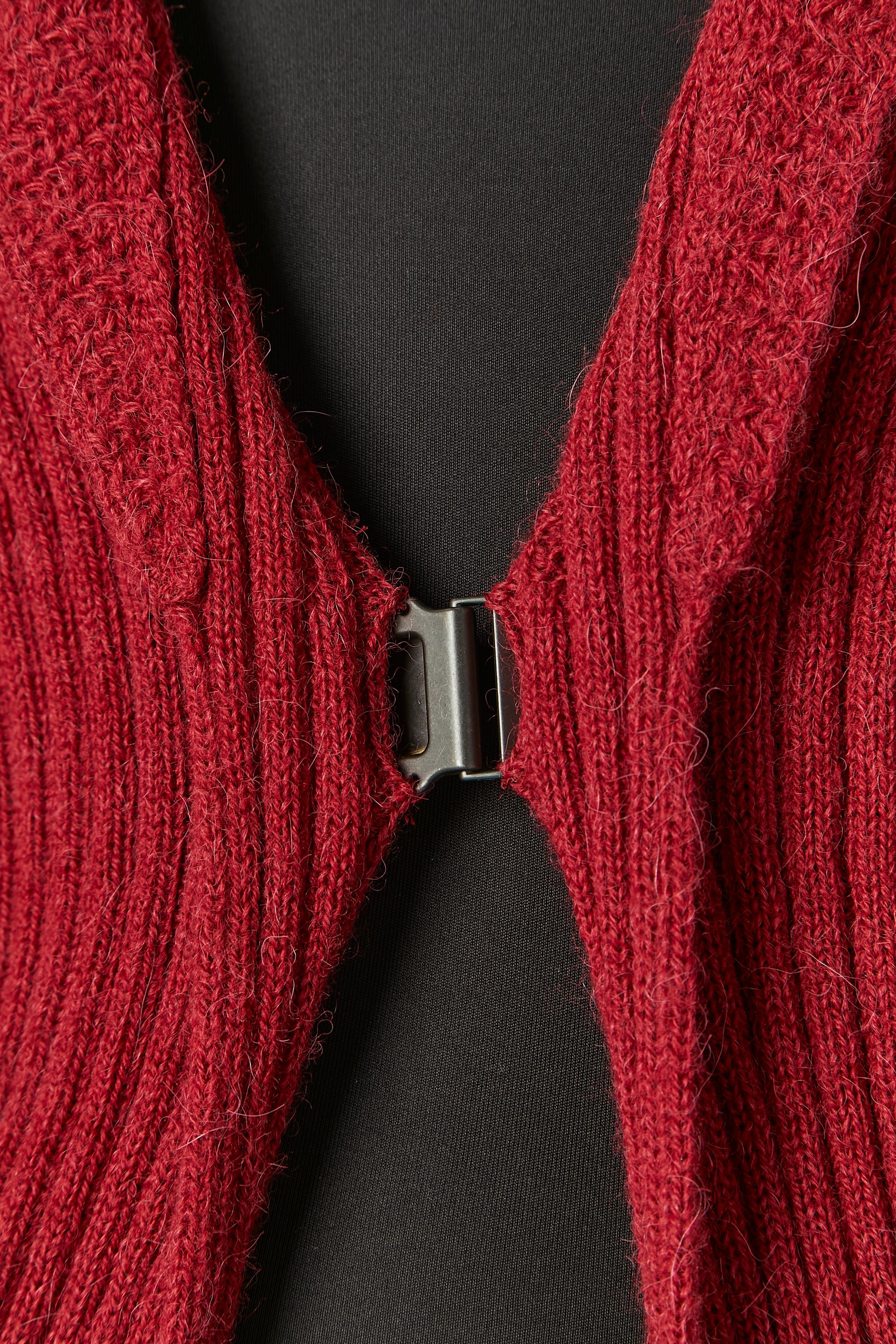 Burgundy wool and alpaca cardigan. Knit composition: 50% aplaca, 50% laine 
Large hook&eye closure on the middle front. 
NEW WITH TAG 
SIZE : M