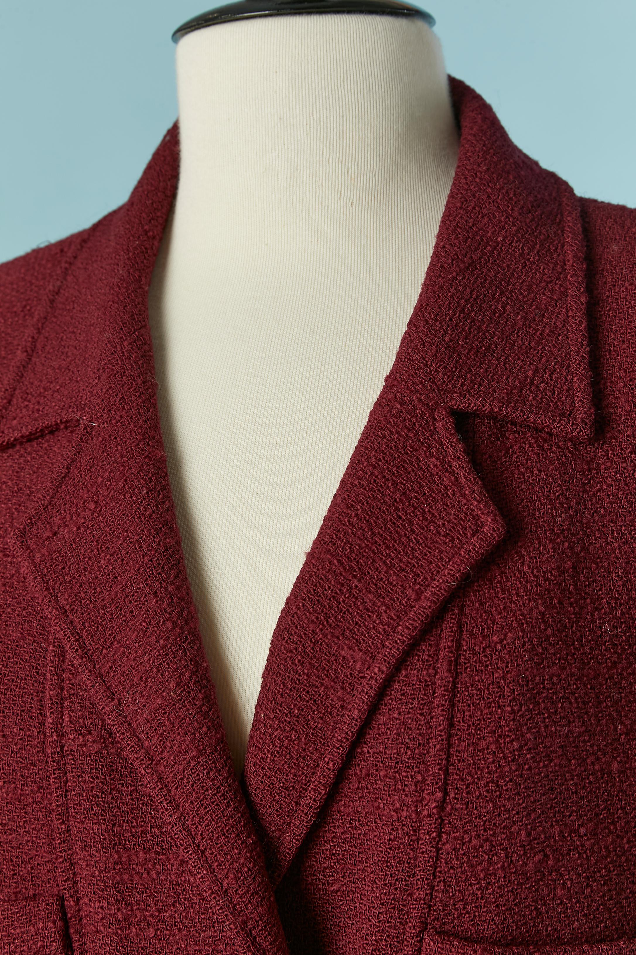 Chaqueta de lana burdeos de doble botonadura . Composición del tejido principal: 100% lana. Composición del forro de la marca: 95% seda , 5% lycra.
Botón de marca y cierre de ojal en la parte delantera central. Bolsillo en ambos lados.Cadena