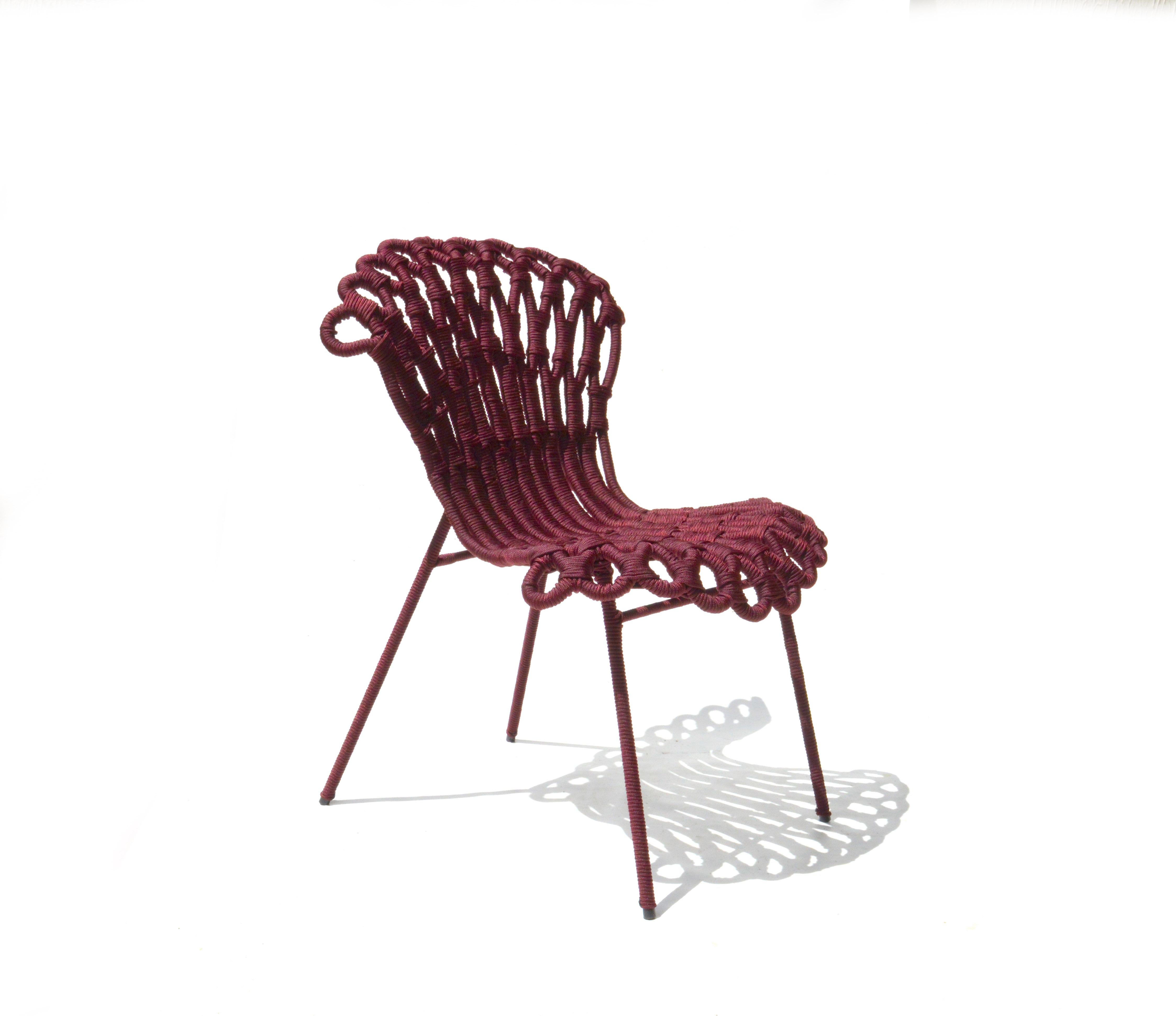 The hypnotic lines shuttle seduces the look. It traces the majestic size of the Buriti chair, with inspiration rooted in the Brazilian flora and the culture of the indigenous and riverside peoples. The design celebrates the buriti tree, imposing