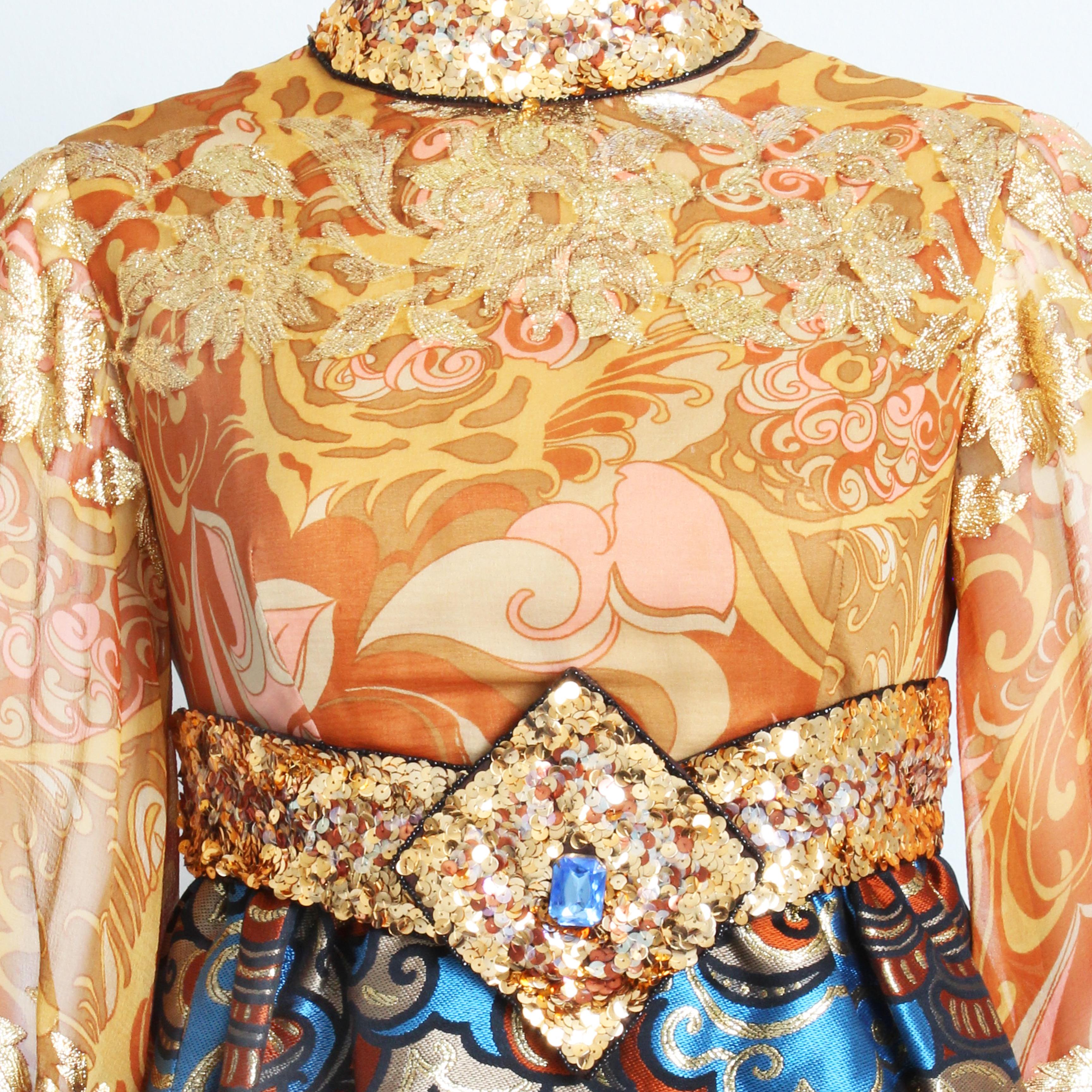 Burke Amey Abendkleid aus Seidenbrokat-Wandteppich mit Blumenmuster und Fantasie, Vintage 70er Jahre Damen im Angebot