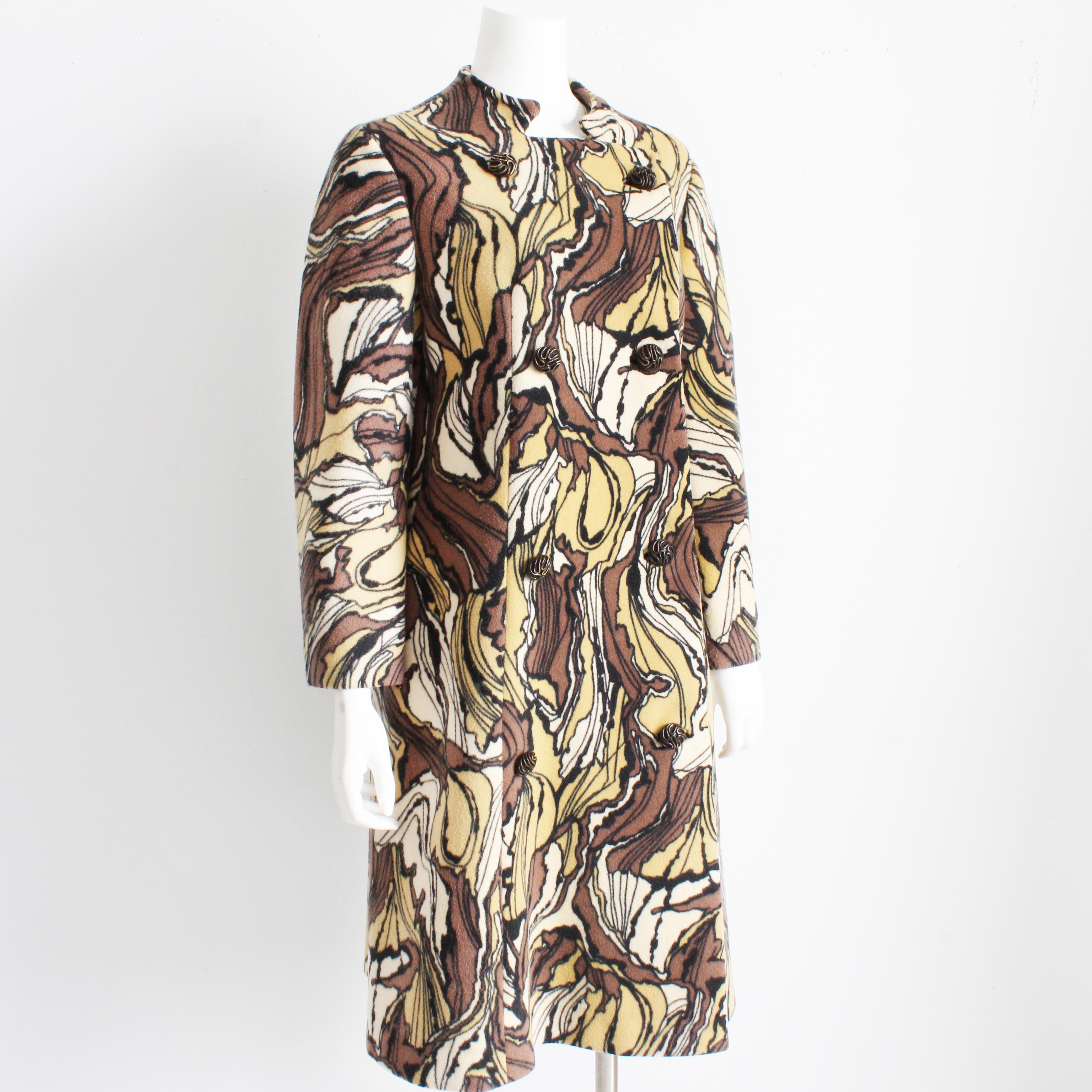 Voici un manteau de Ronald Amey, difficile à trouver et incroyablement magnifique, réalisé pour son label Burke-Amey et vendu par Saks Fifth Avenue, très probablement dans les années 1960. Confectionnée dans une fabuleuse laine imprimée abstraite du