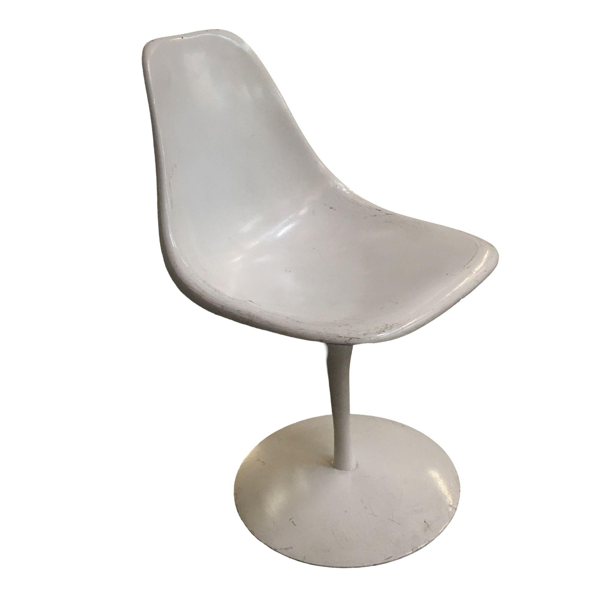 Modeled after Eero Saarinen's Tulip series, The Arkana shell chair was designed by Maurice Burke in 1965 for the Arkana company in England. It features the classic aluminum hourglass base and eggshell fiberglass seat that have remained a prime