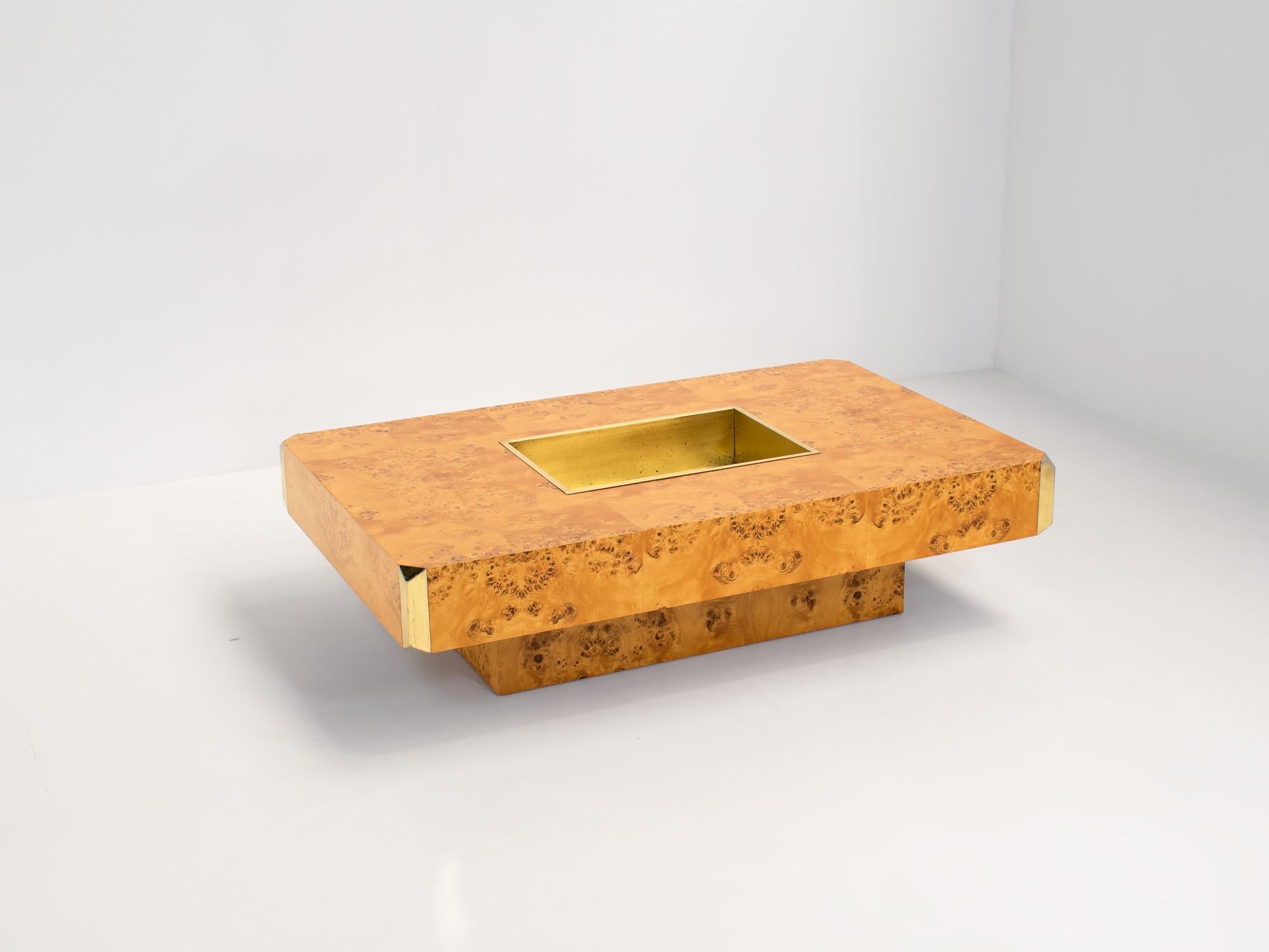 Glamorous mid-century coffee table by Willy Rizzo designed for Mario Sabot, Italy 1970s. Besides being functional, it is also a great decorative item. 

The table is made of laminated burl wood and brass corners with a central tray that can be