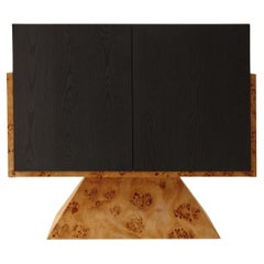 Armario Savoye de madera de burl y fresno ennegrecido by Alexis and Ginger