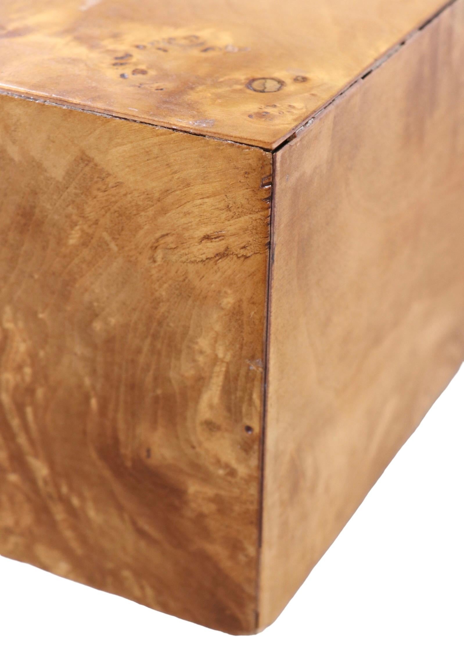Exceptionnelle table basse en ronce et chrome attribuée à Milo Baughman. La table présente un plateau en ronce blonde avec incrustation géométrique chromée, qui repose sur un socle chromé brillant. La partie supérieure est carrée et a une épaisseur