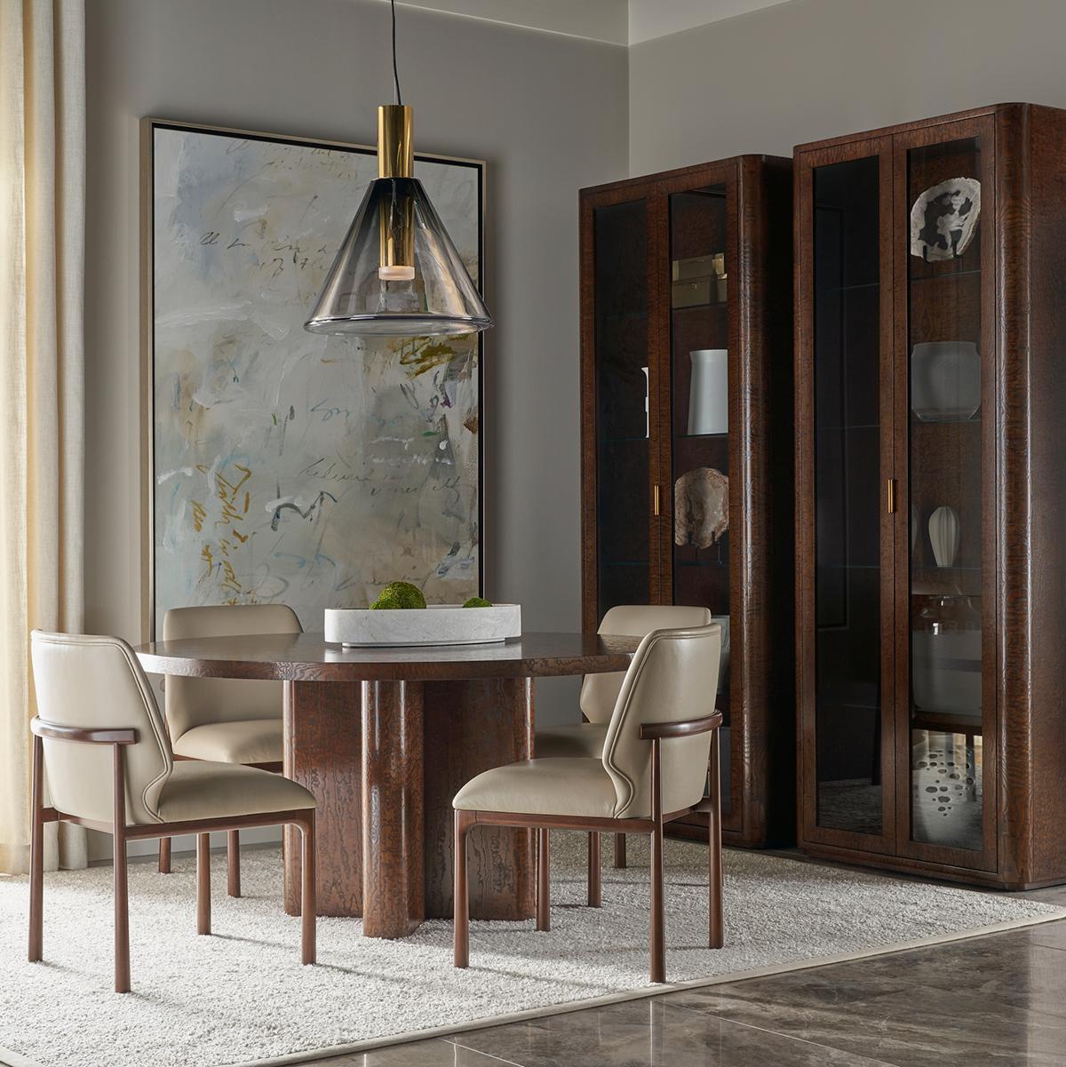 Rifinito in un lussuoso marrone piramidale con accenti in ottone satinato, questo mobile emana un'eleganza e una raffinatezza senza tempo.

L'interno è dotato di ripiani in vetro regolabili, che ti permettono di personalizzare l'esposizione delle