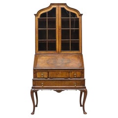 Bureau secrétaire en marqueterie de ronce et de noyer sculpté, à façade inclinée, vers 1900