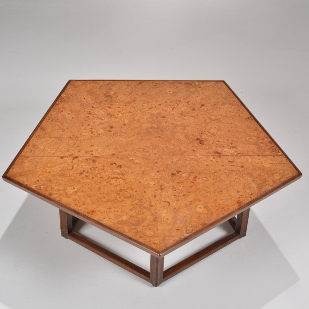 Table basse pentagonale conçue par Edward Wormley pour Dunbar, vers 1970.
Plateau de table en bois de ronce d'orme avec des garnitures en noyer et une base en noyer.