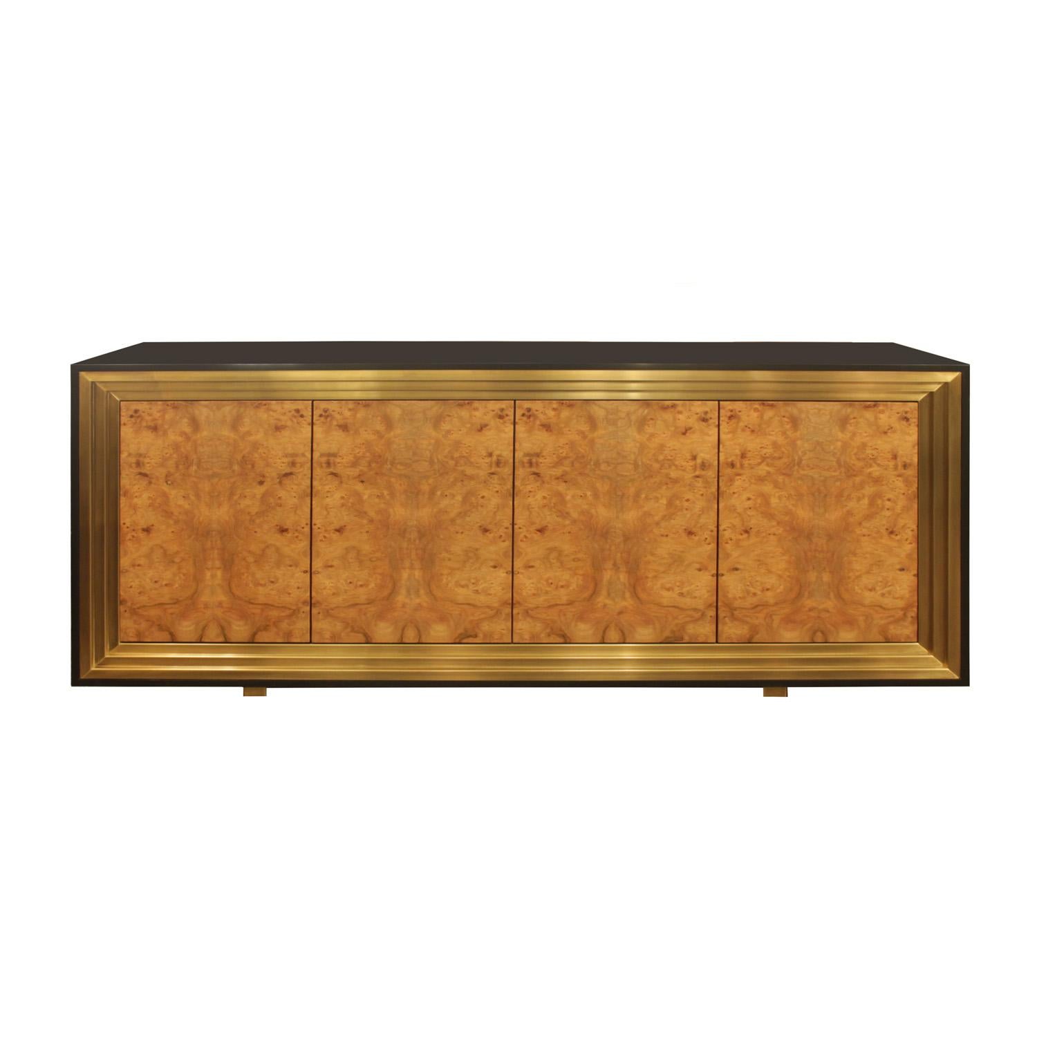 Crédence à quatre portes avec façade en laiton et corps en laque mate, fabriquée sur mesure, en ronce de bois. L'extérieur propre et détaillé est complété par un intérieur fini avec une étagère réglable de chaque côté.

Cette crédence peut être