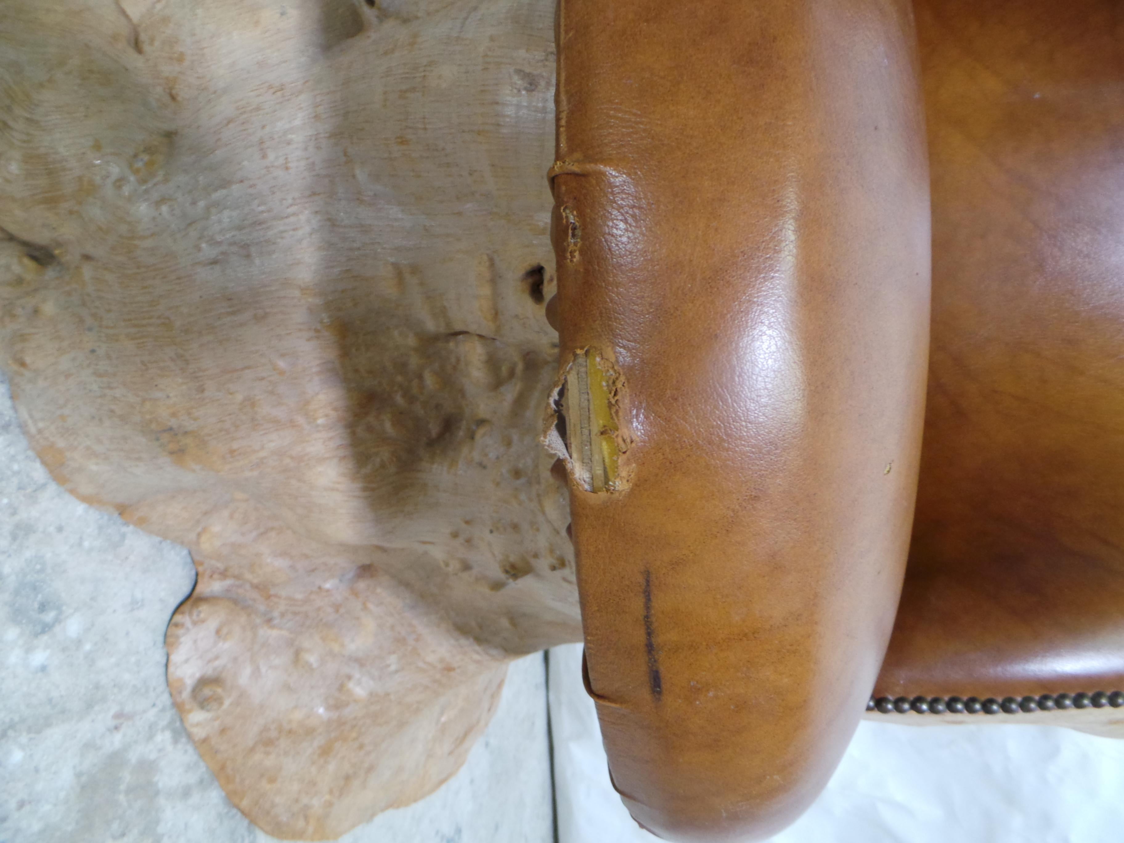 Se trata de una Silla de salón de madera de burl muy singular . el interior se ha vaciado para aligerarla.