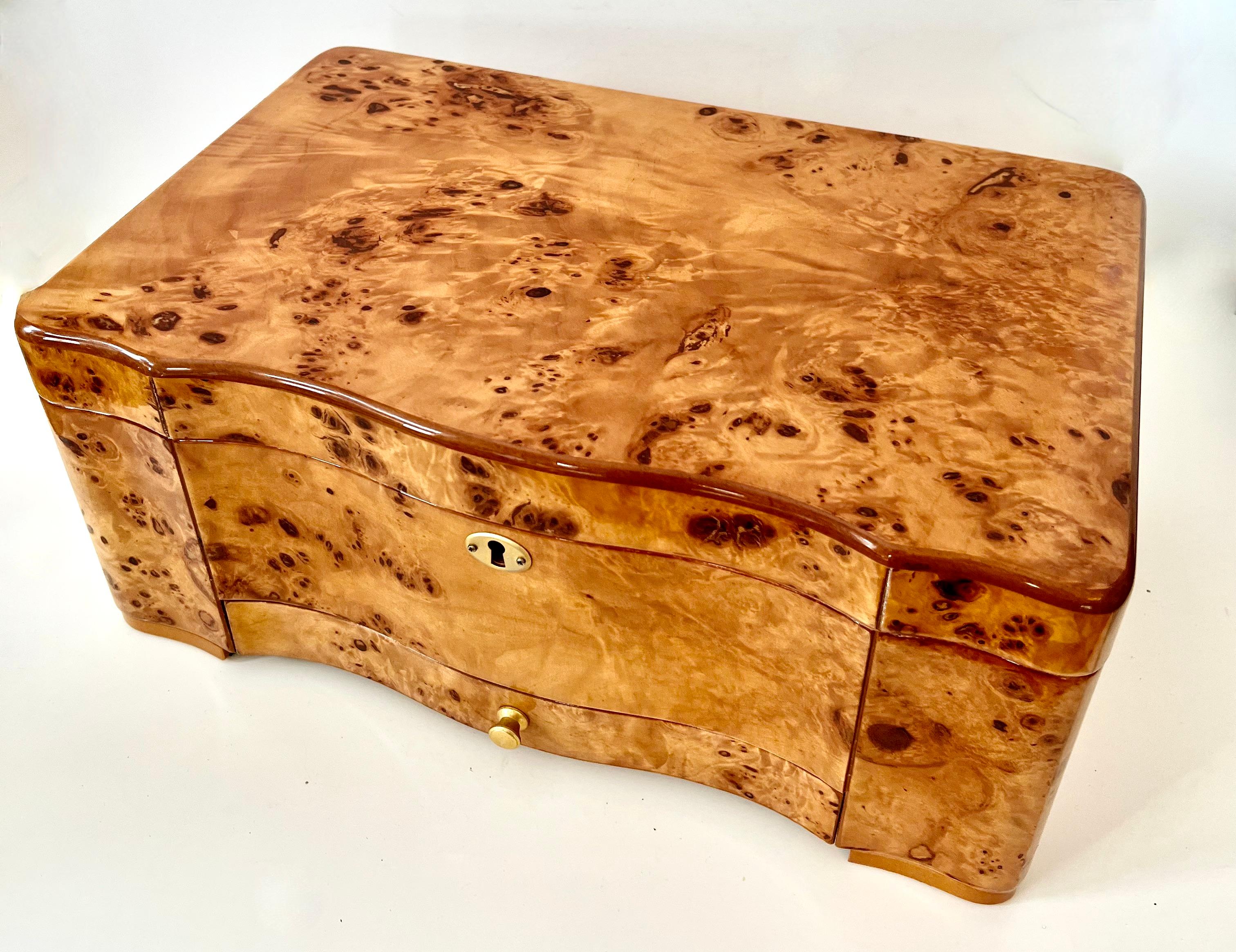 Humidor italiano in radica d'acero con cassetto e divisorio interno in vendita 2