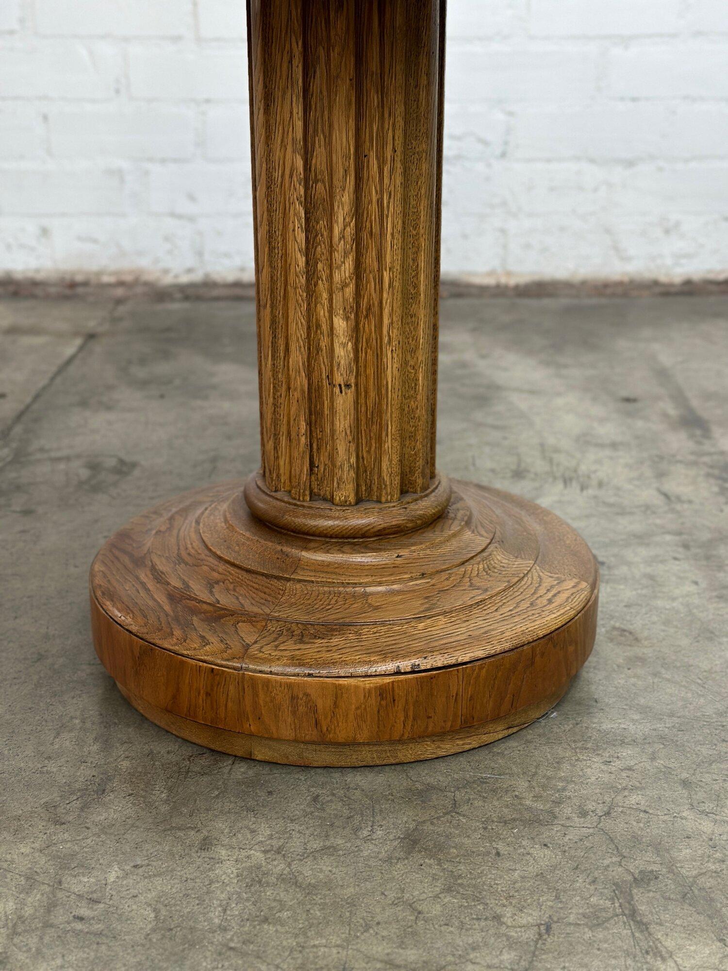 W24 H24.5

Fully refinished Round side table made from Burl wood and oak by Heritage Furniture. Table features a round top with a Burl wood inlay, and a ribbed pedestal base.

