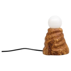 Lámpara de mesa escultórica Burl Olive, madera recuperada torneada a mano, MCM