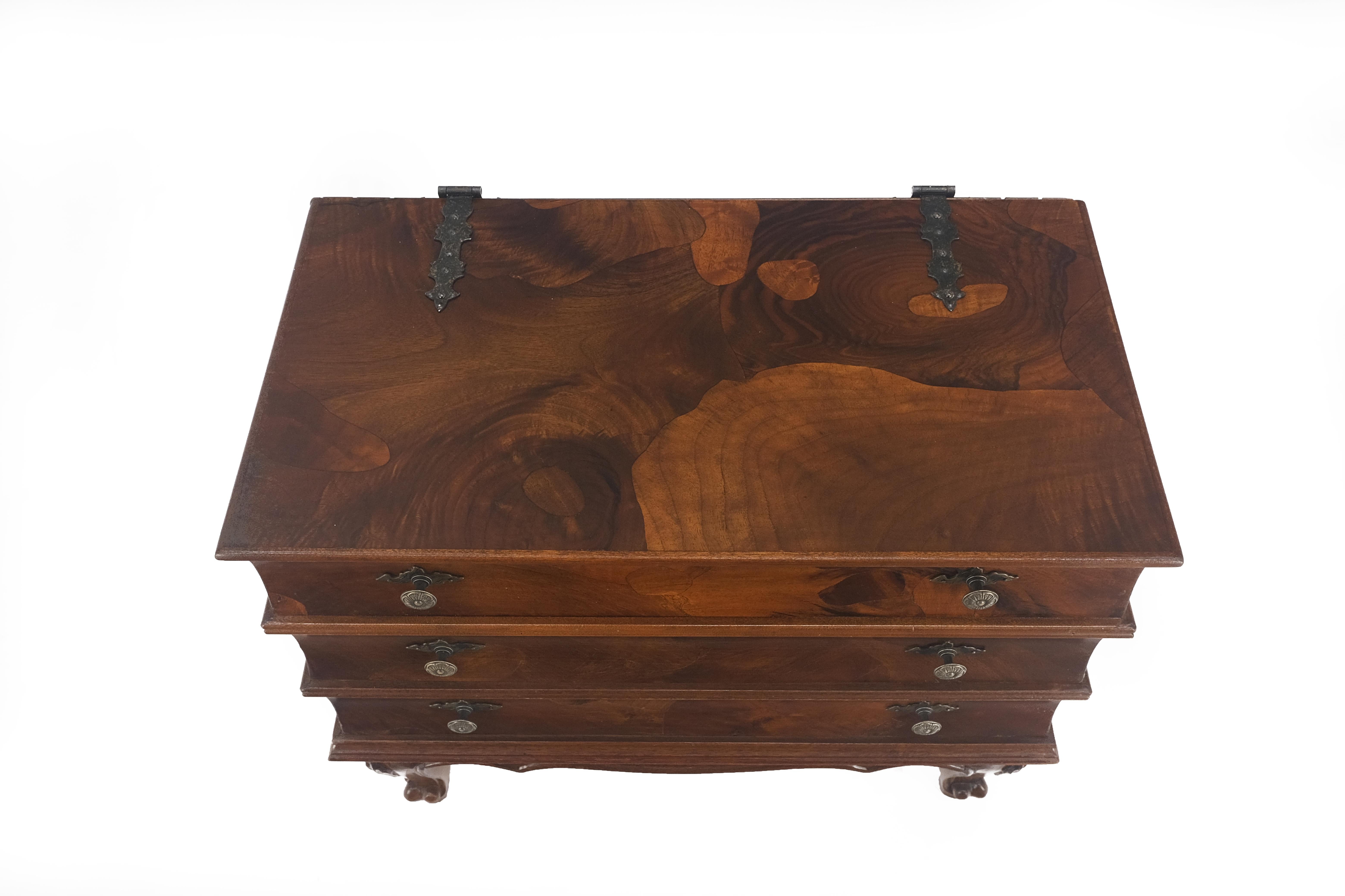 Laqué Table de chevet à deux tiroirs en bois de ronce d'olivier MINT en vente
