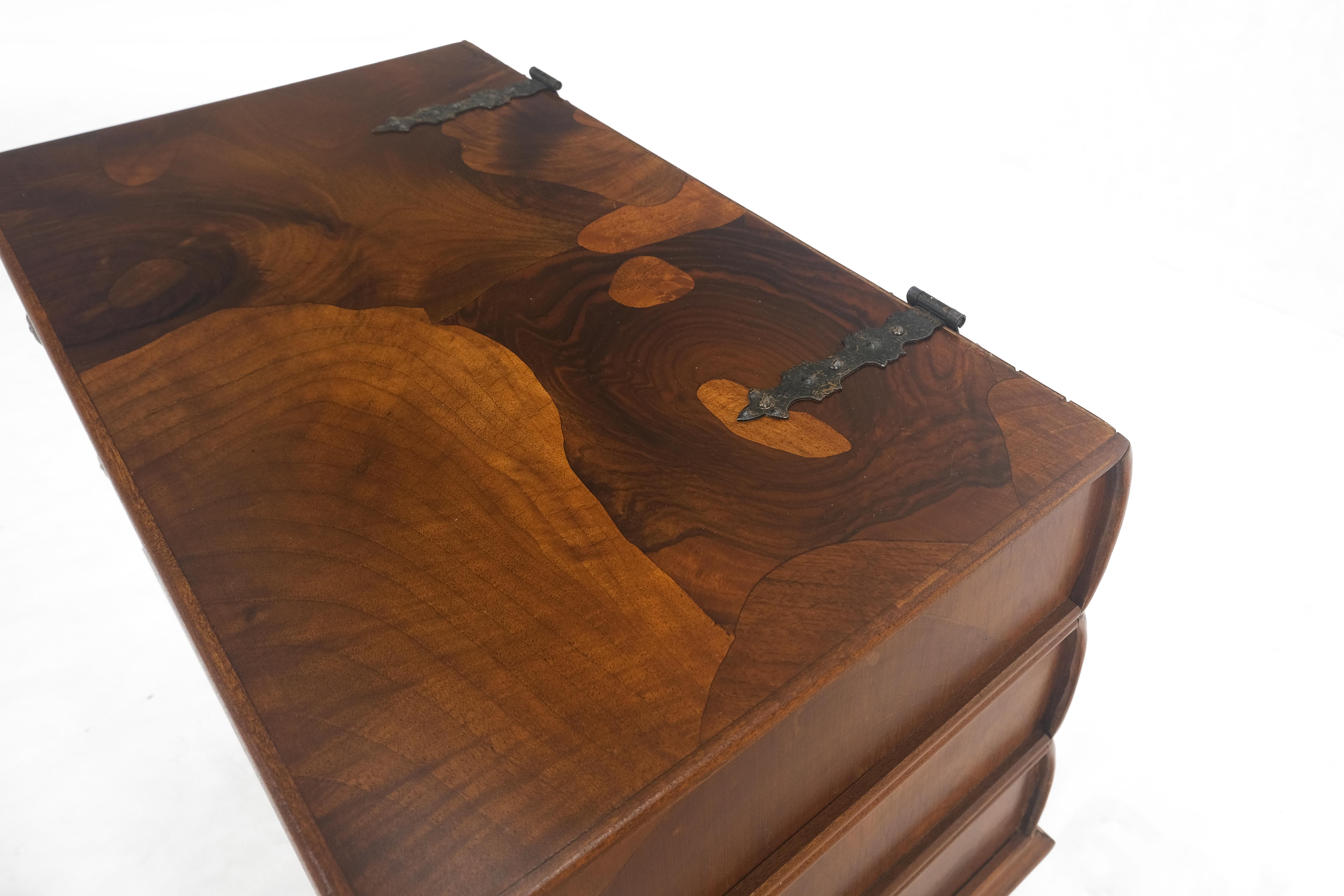 Table de chevet à deux tiroirs en bois de ronce d'olivier MINT Bon état - En vente à Rockaway, NJ