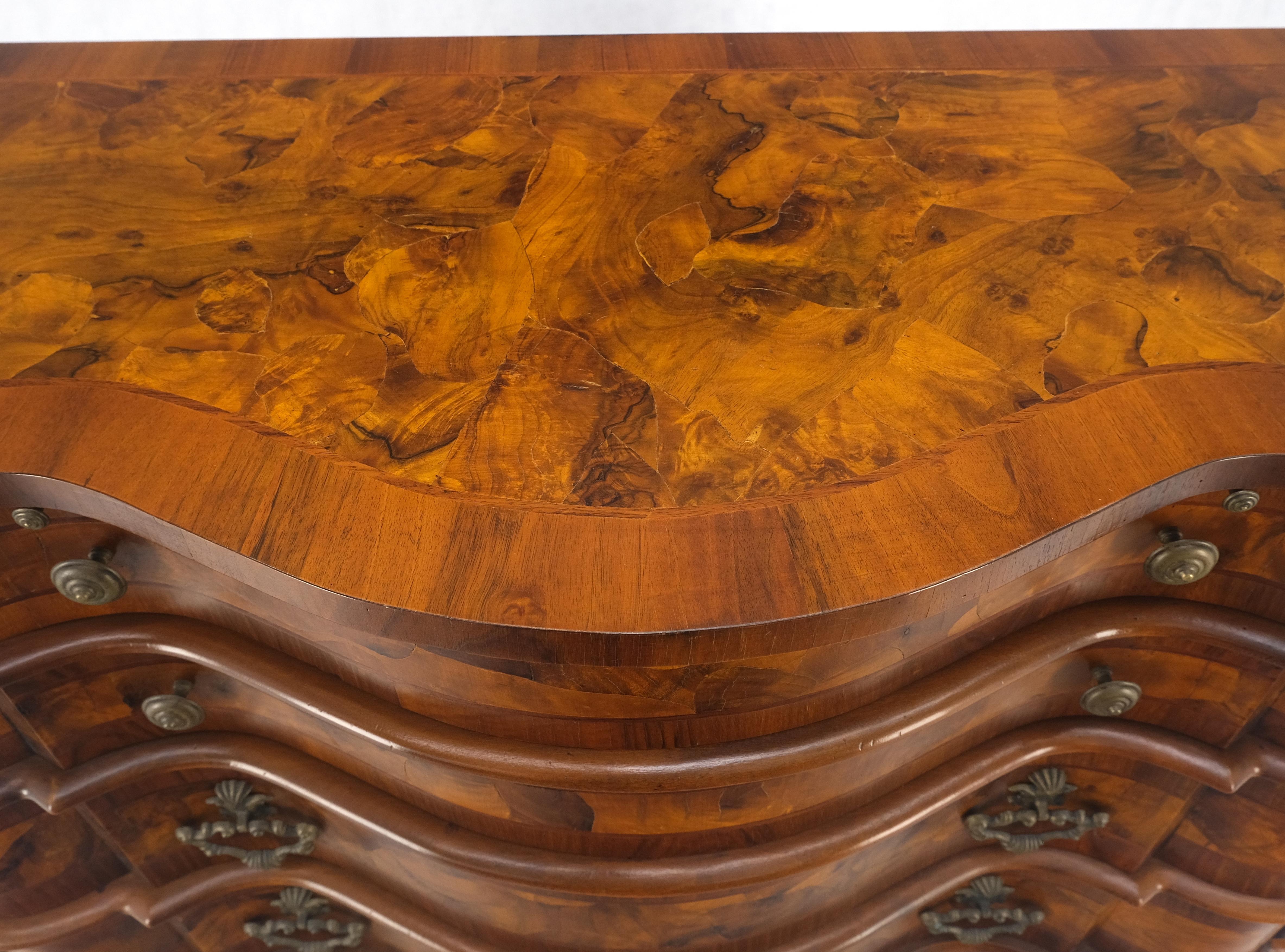 Trabajo de Chapa de Madera de Olivo Frente Serpentino Cómoda Arcón MINT Moderno de mediados de siglo en venta