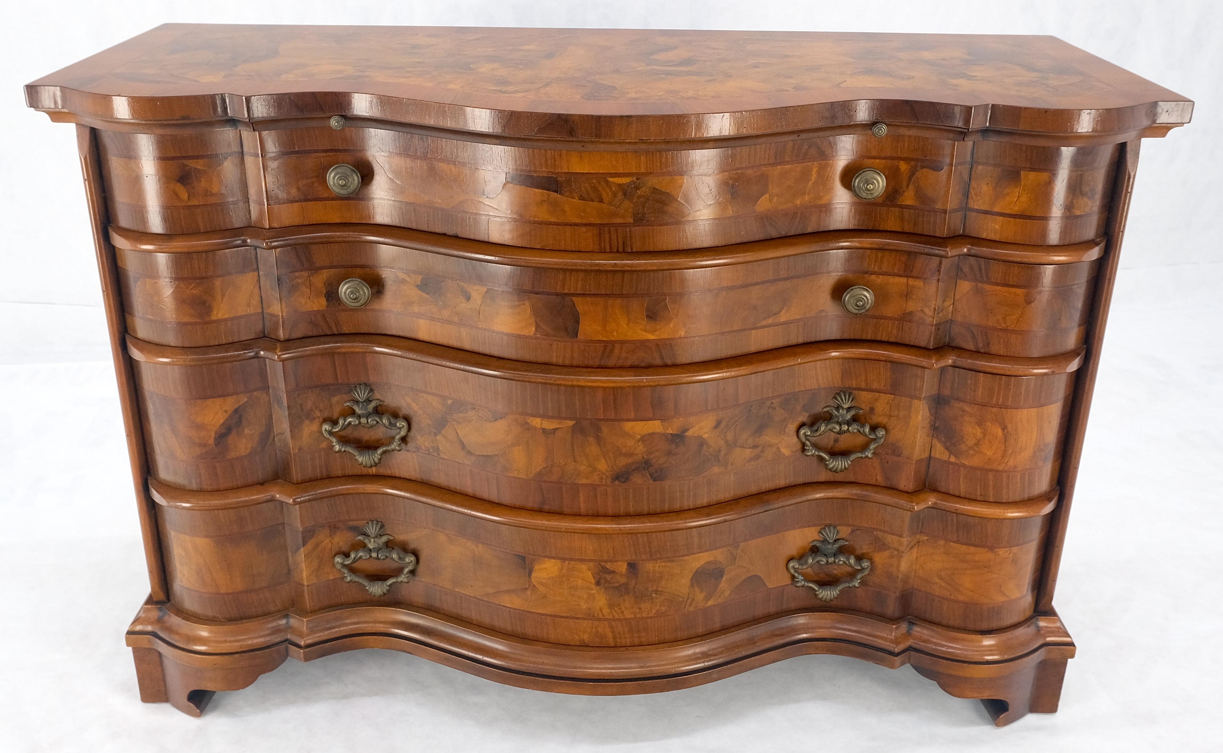 Trabajo de Chapa de Madera de Olivo Frente Serpentino Cómoda Arcón MINT Lacado en venta