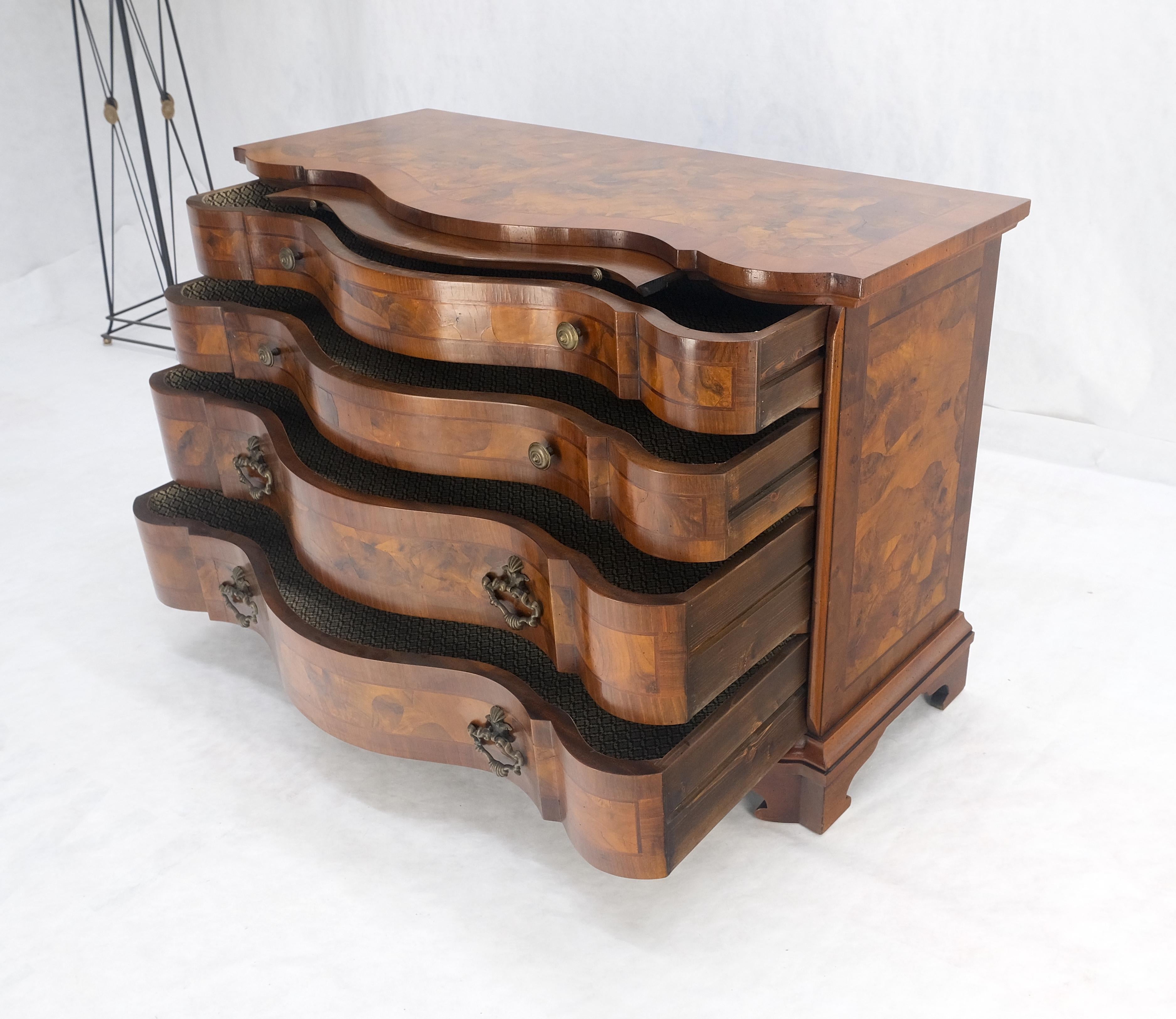 Trabajo de Chapa de Madera de Olivo Frente Serpentino Cómoda Arcón MINT en venta 1