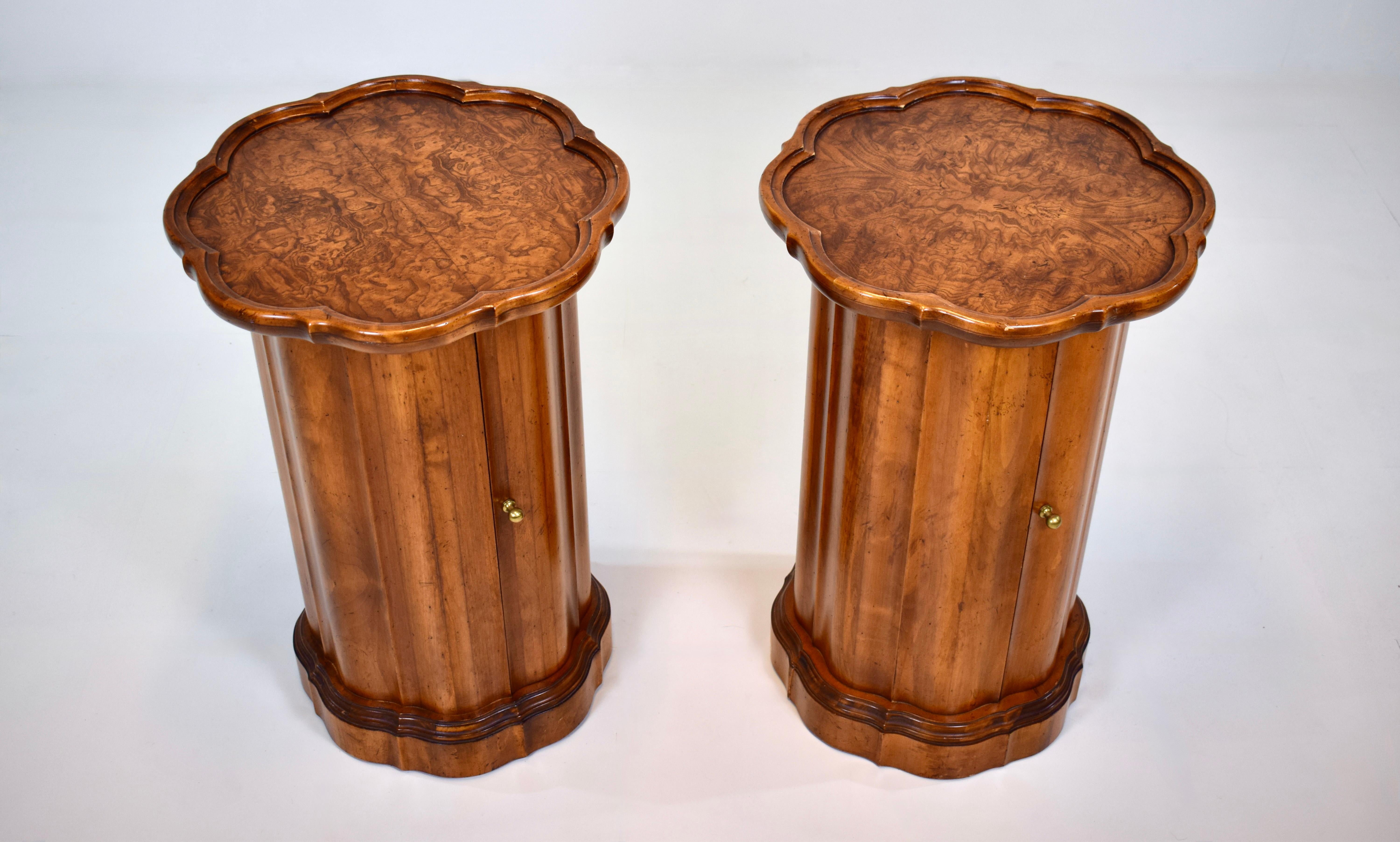 Paire de meubles d'appoint ou de table d'appoint à piédestal en noyer festonné avec une seule porte et d'impressionnants bois de ronce assortis aux livres sur les plateaux. Dimensions : 16.75