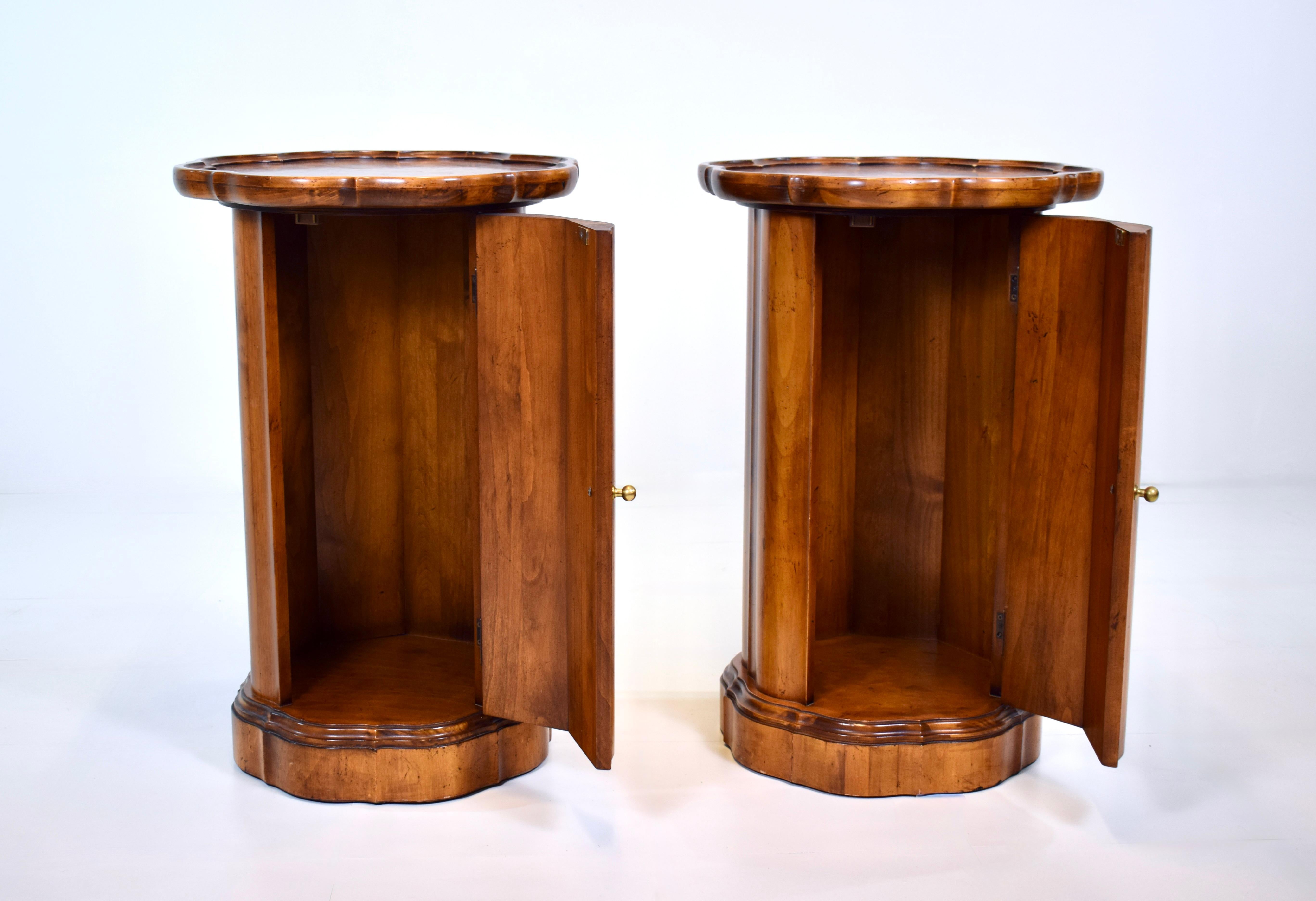 Regency Armoires à tambour à piédestal en loupe festonnée, paire en vente