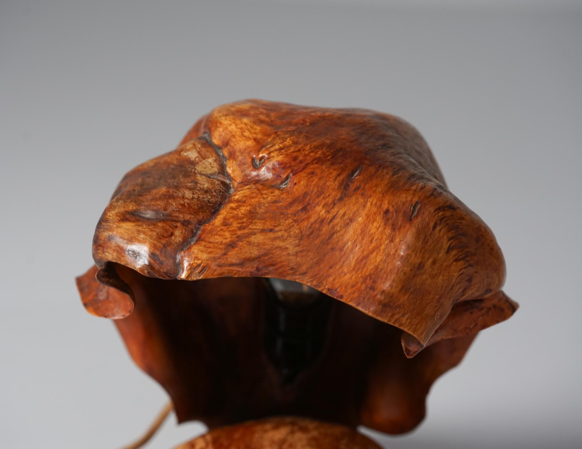 Lampe de table en loupe, Finlande, années 1950 Bon état - En vente à Helsinki, Uusimaa