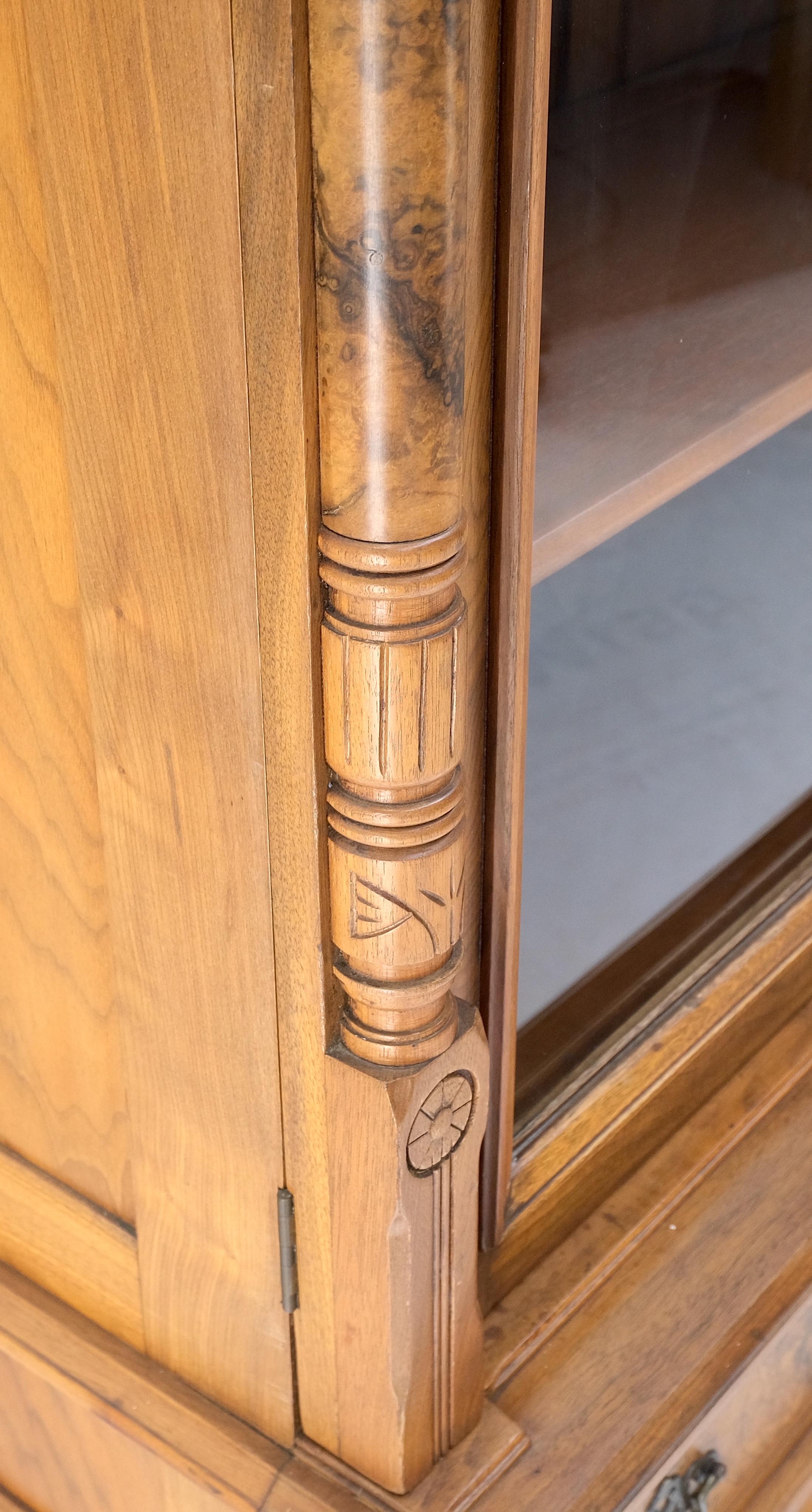 Burl Walnuss verstellbare Regale zwei Türen eine Schublade antike Bücherregal Kabinett im Angebot 2