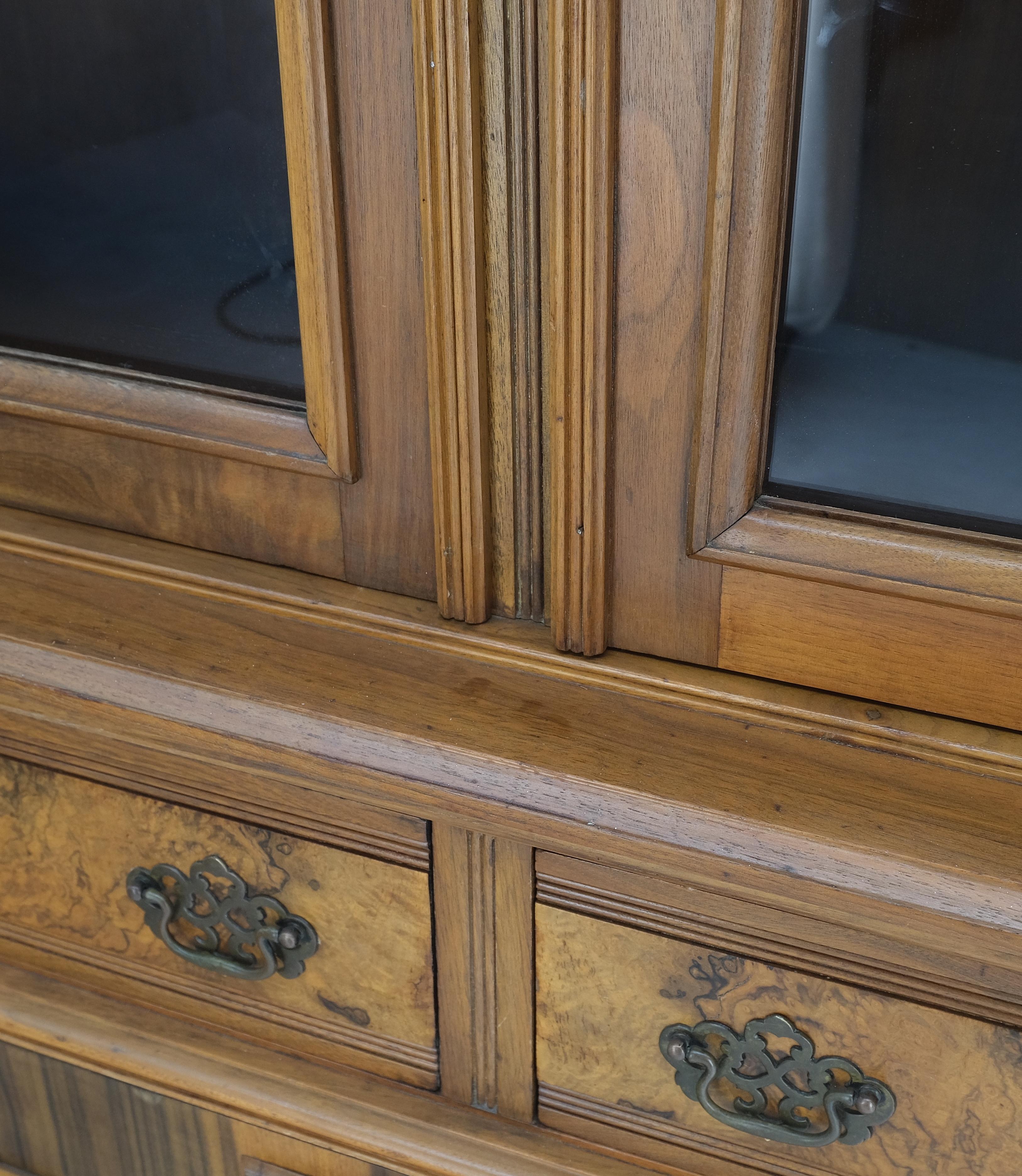 Burl Walnuss verstellbare Regale zwei Türen eine Schublade antike Bücherregal Kabinett im Angebot 3