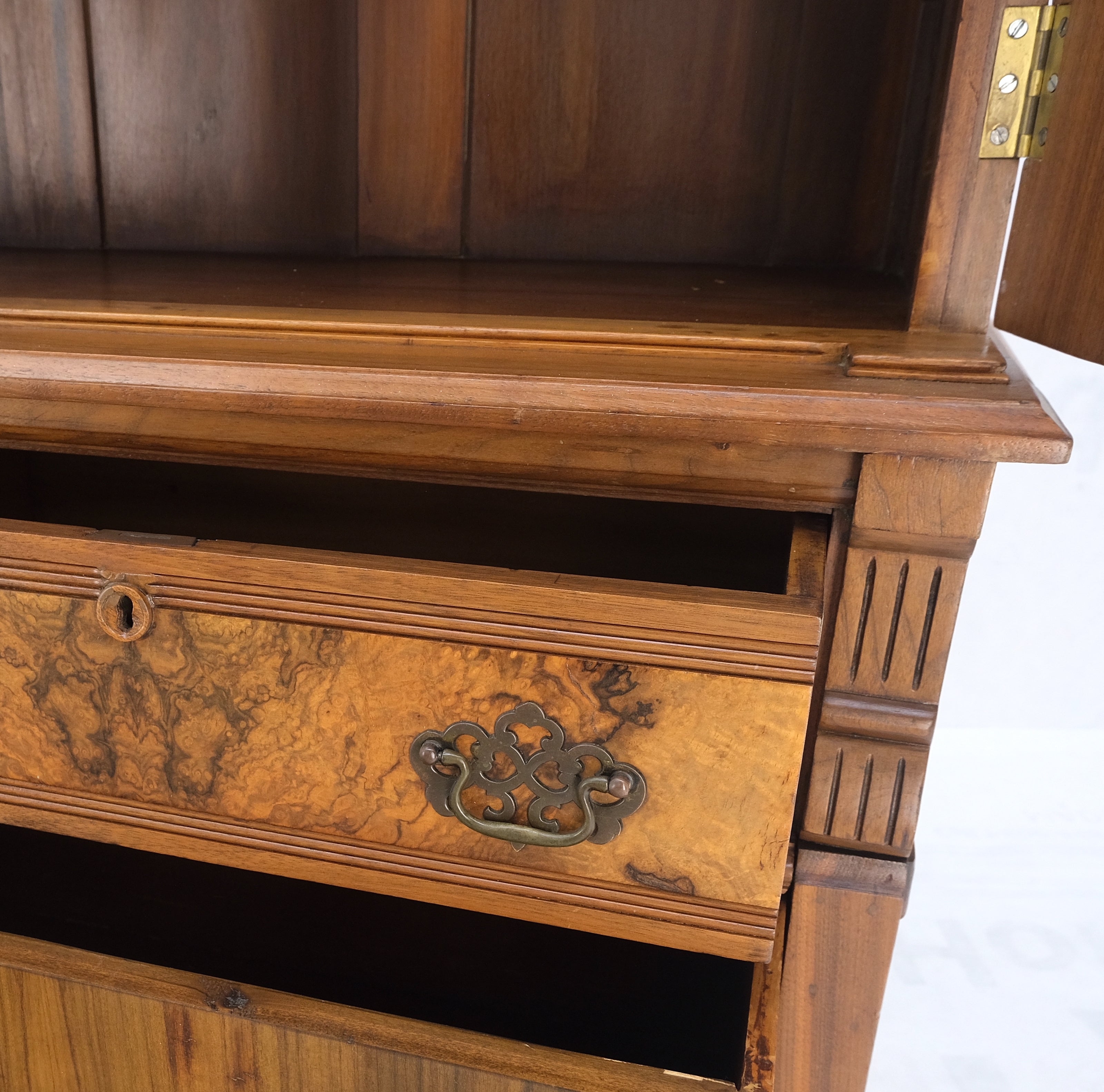 Burl Walnuss verstellbare Regale zwei Türen eine Schublade antike Bücherregal Kabinett (Eastlake) im Angebot