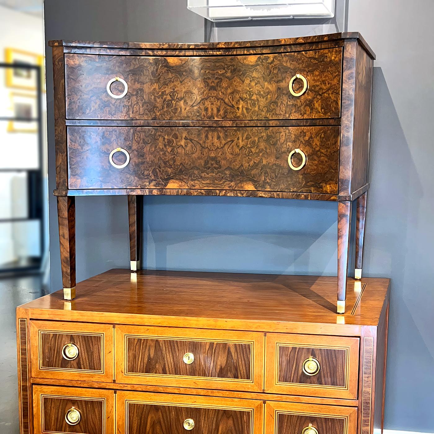 Mid-Century moderno Cassettiera in radica di noce in vendita