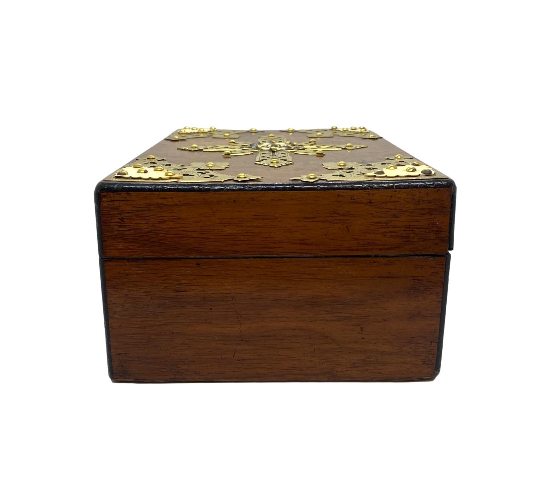 Zigarrenkisten Humidor aus Wurzelnussholz mit Messingtablett, englisch, um 1880 (Viktorianisch) im Angebot