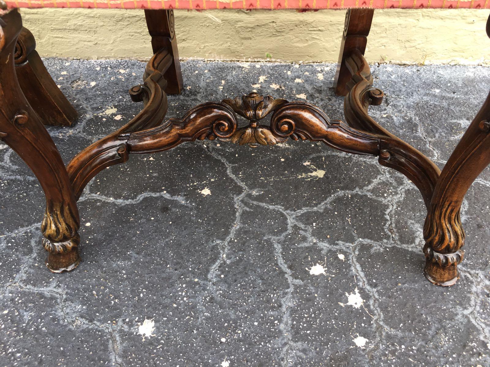 Paire de fauteuils de style Queen Anne en ronce de noyer, datant d'environ 1940 en vente 4