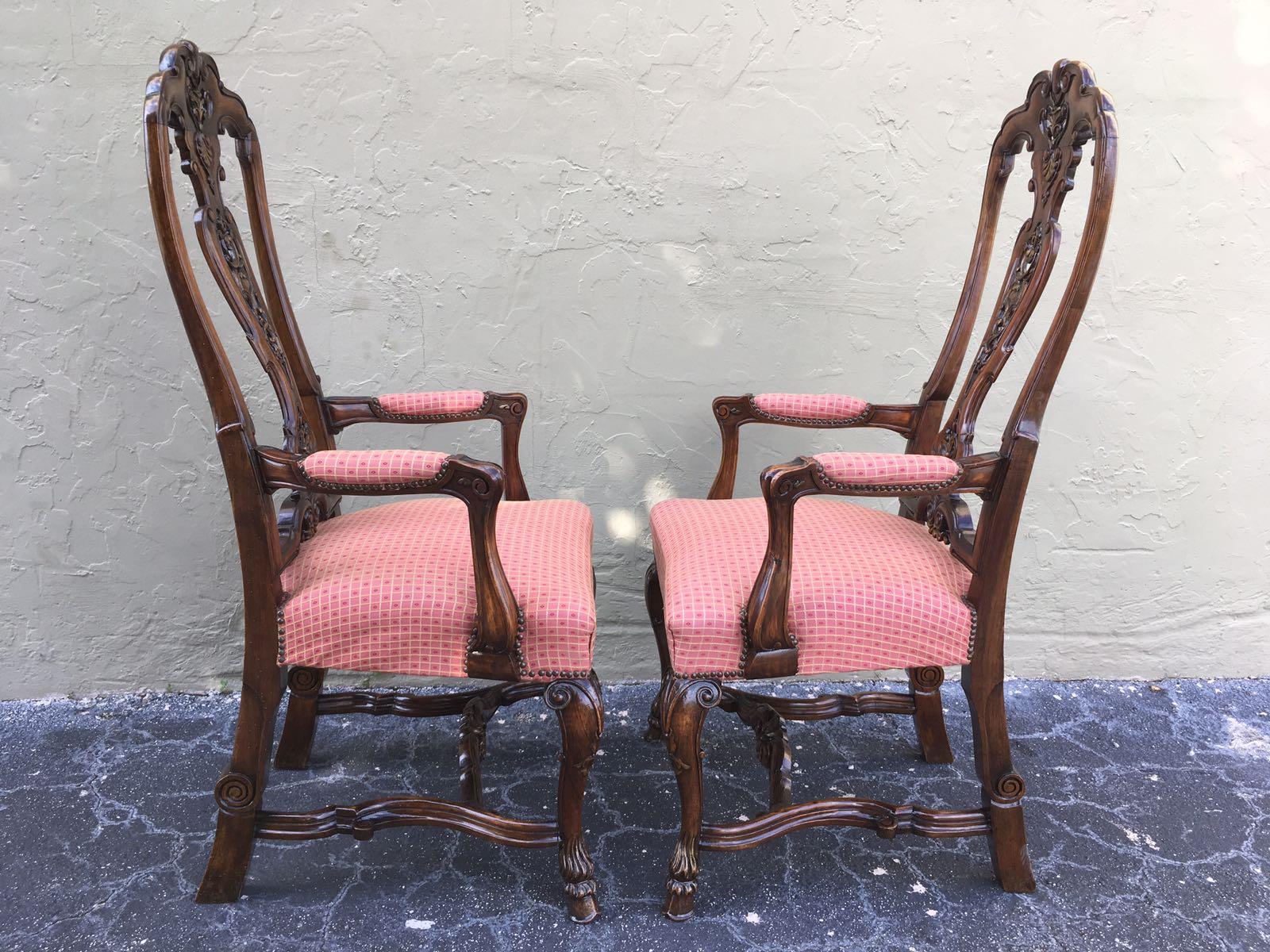 paire de fauteuils de style Queen Anne en ronce de noyer des années 1920
Dessus en ronce de noyer, carcasse en noyer et pieds cabriole.

 
