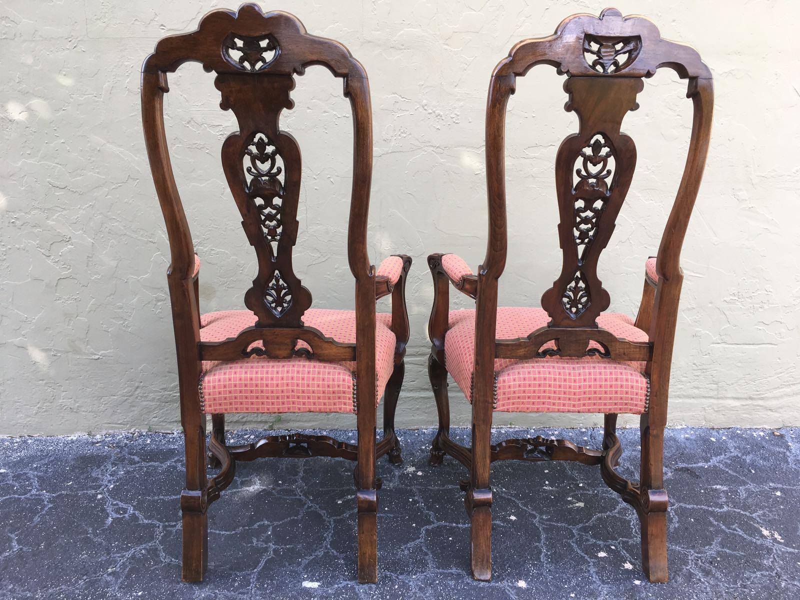 20ième siècle Paire de fauteuils de style Queen Anne en ronce de noyer, datant d'environ 1940 en vente