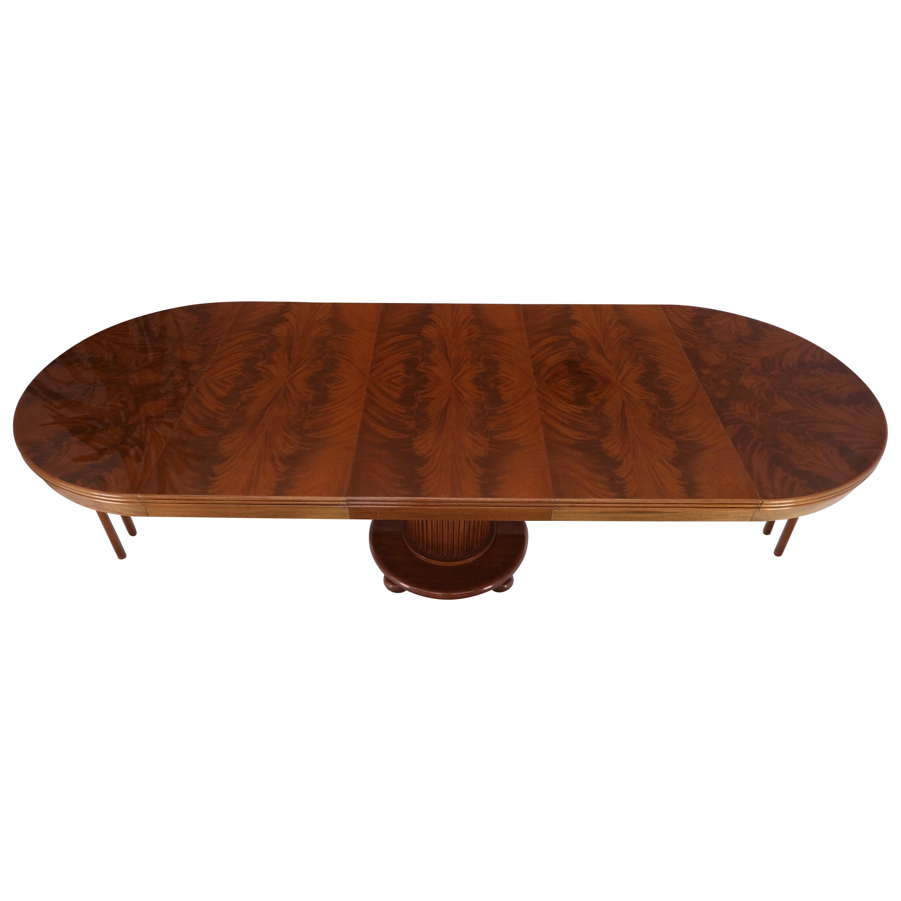 Mesa de comedor redonda de tres tableros extensibles de nogal burl con un solo pedestal