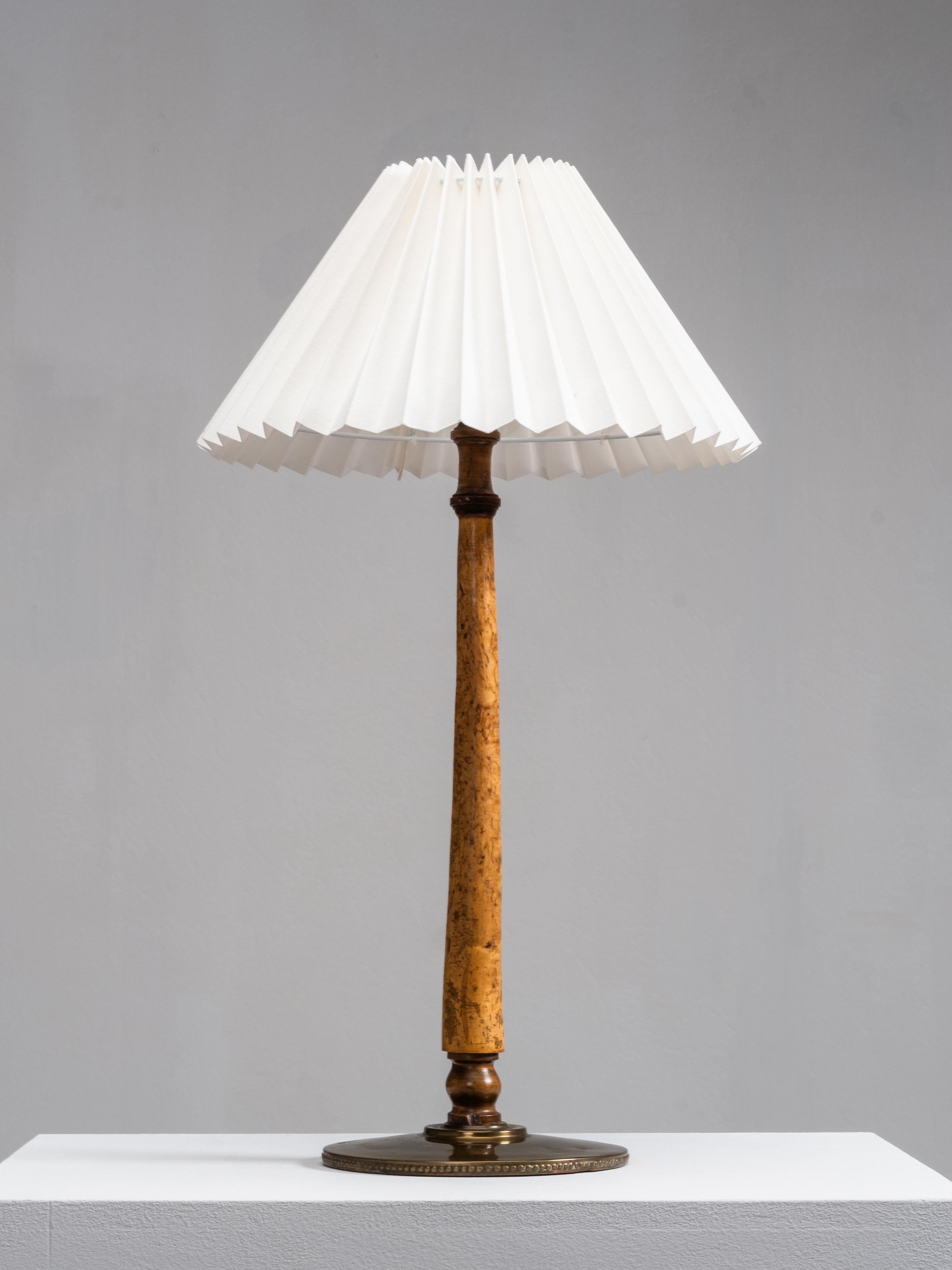Lampe de table en bois de ronce et laiton, Finlande, années 1940 en vente 3