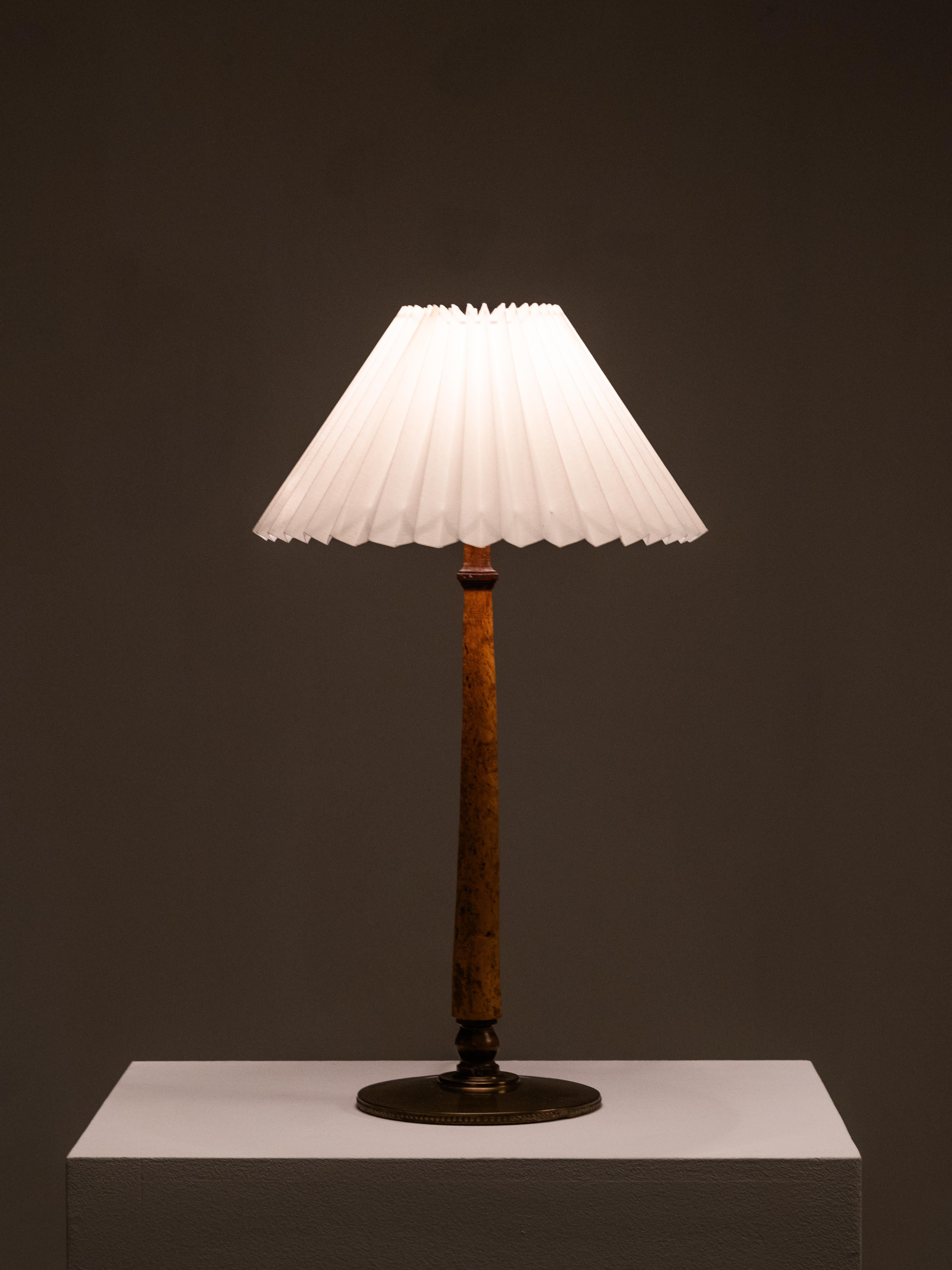 Lampe de table en bois de ronce et laiton, Finlande, années 1940 en vente 4
