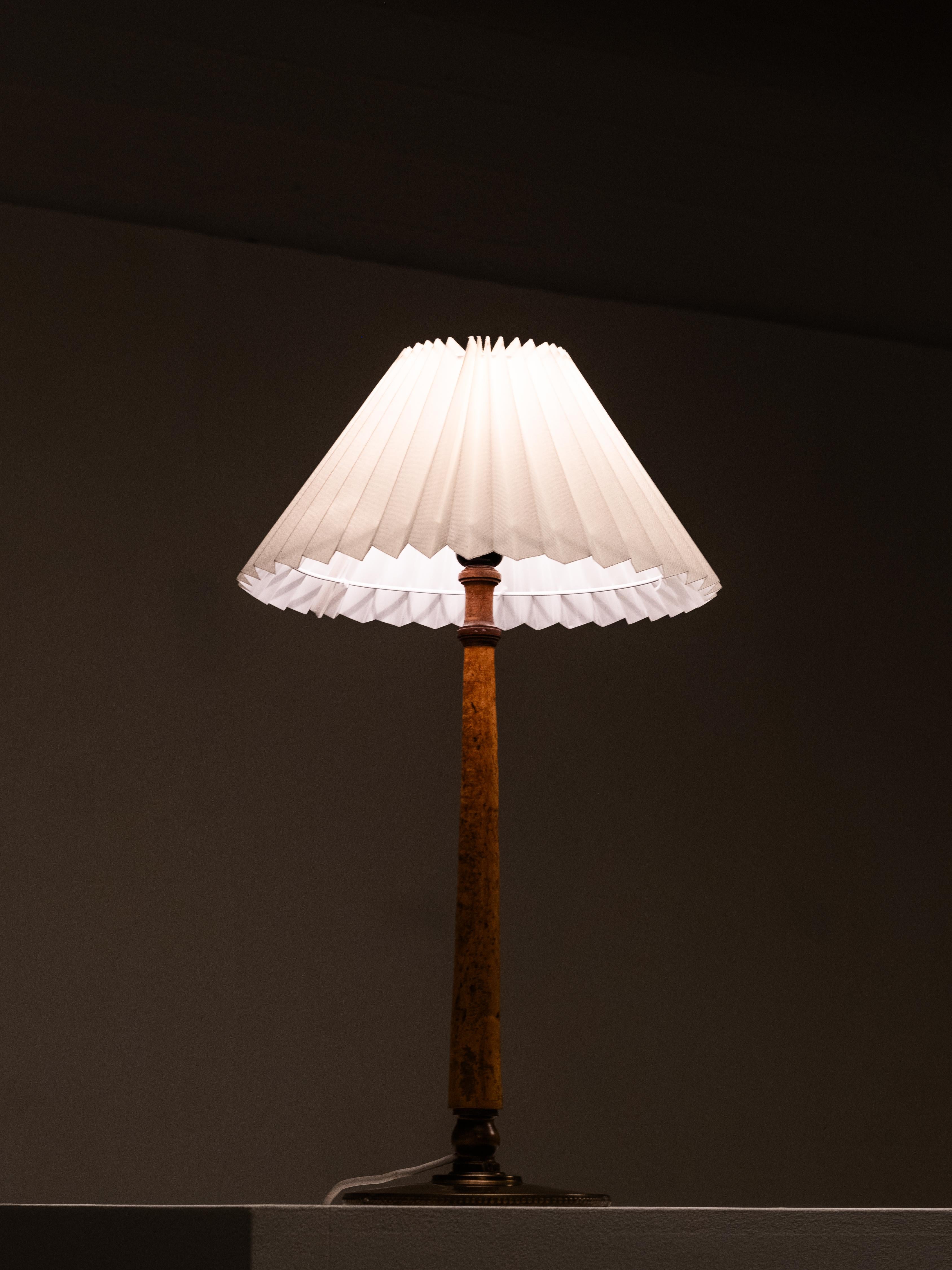 Lampe de table en bois de ronce et laiton, Finlande, années 1940 en vente 5