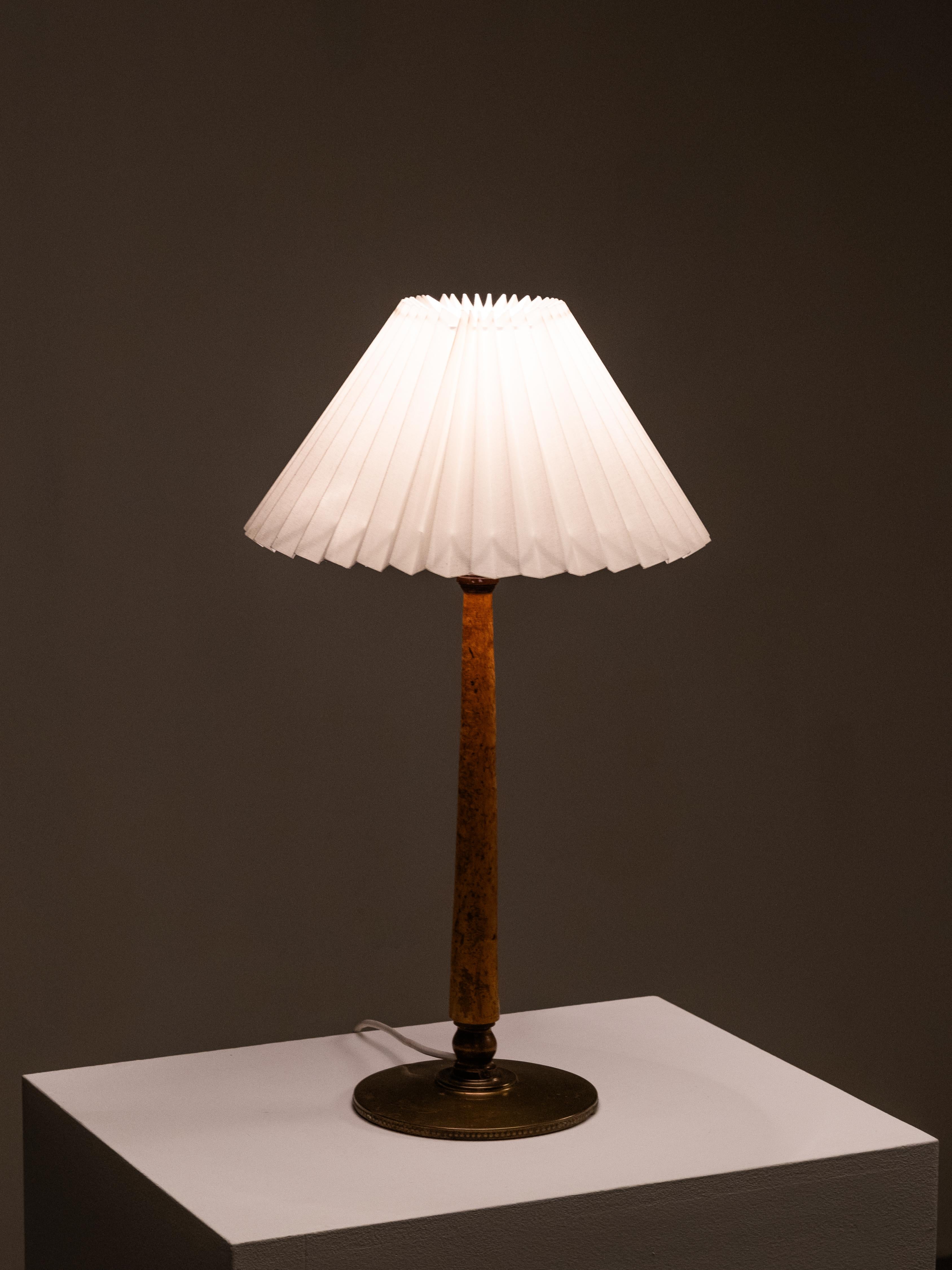 Lampe de table en bois de ronce et laiton, Finlande, années 1940 en vente 6