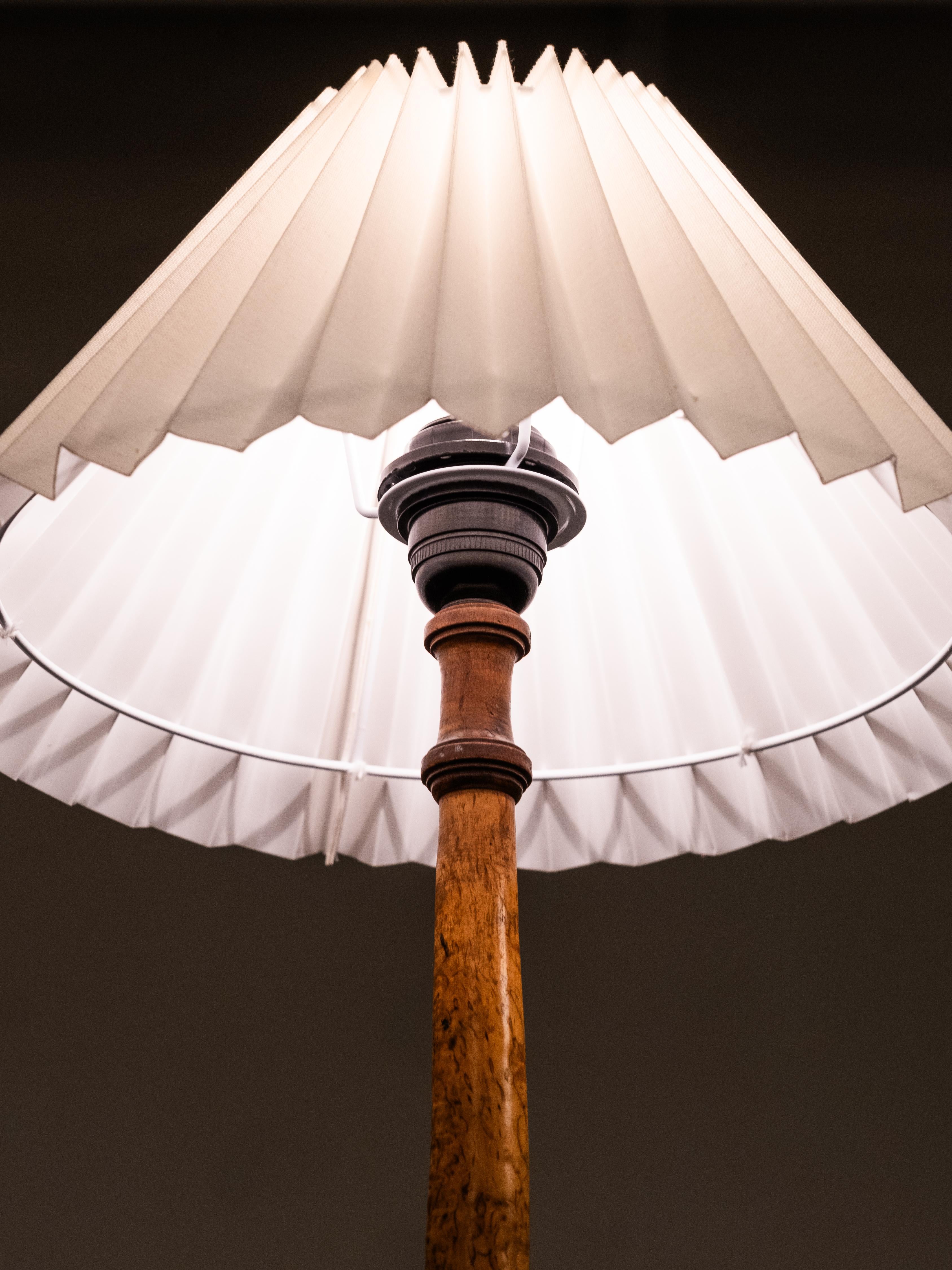 Lampe de table en bois de ronce et laiton, Finlande, années 1940 en vente 7