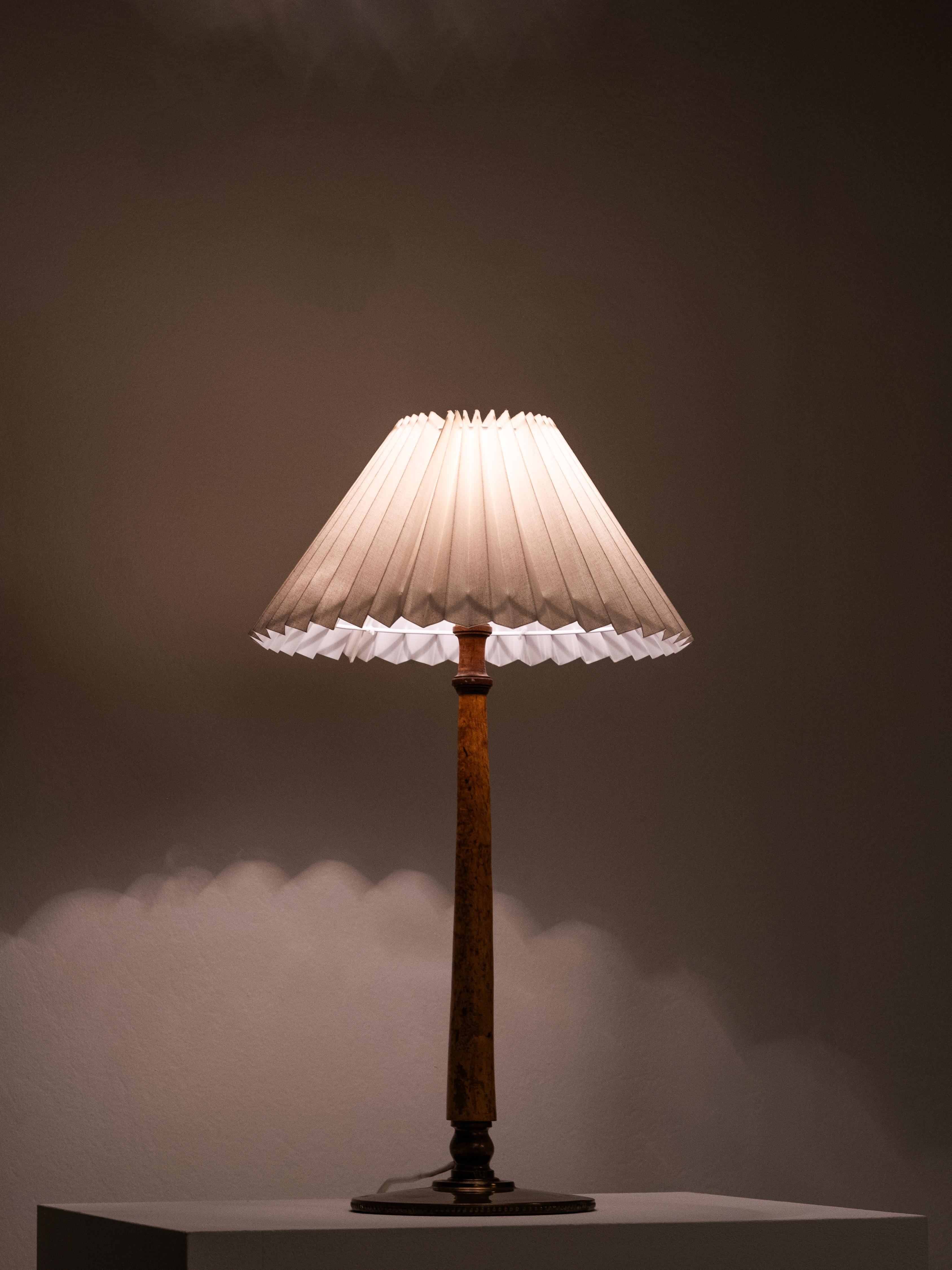 Lampe de table en bois de ronce et laiton, Finlande, années 1940 en vente 8