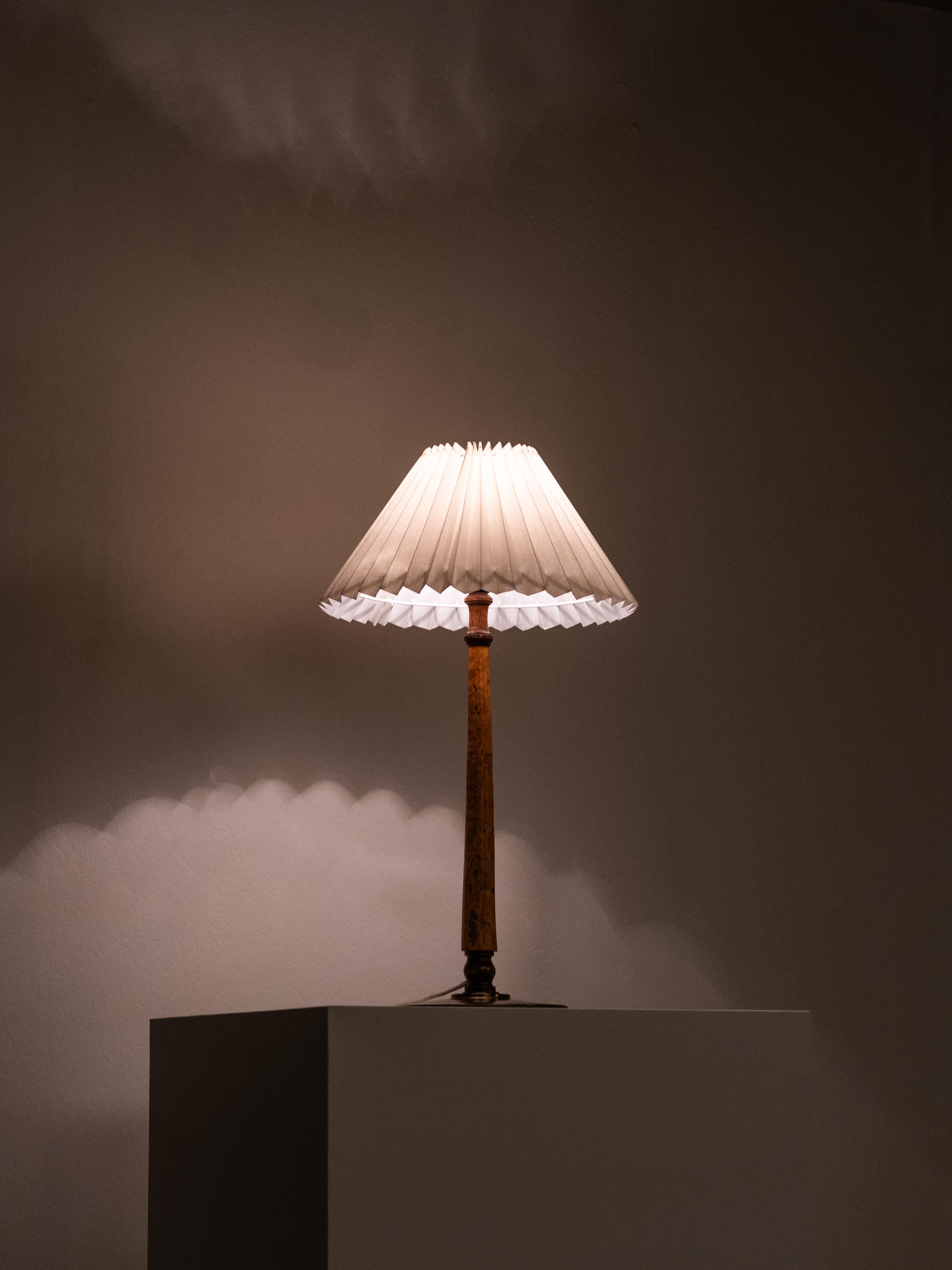 Lampe de table en bois de ronce et laiton, Finlande, années 1940 en vente 9