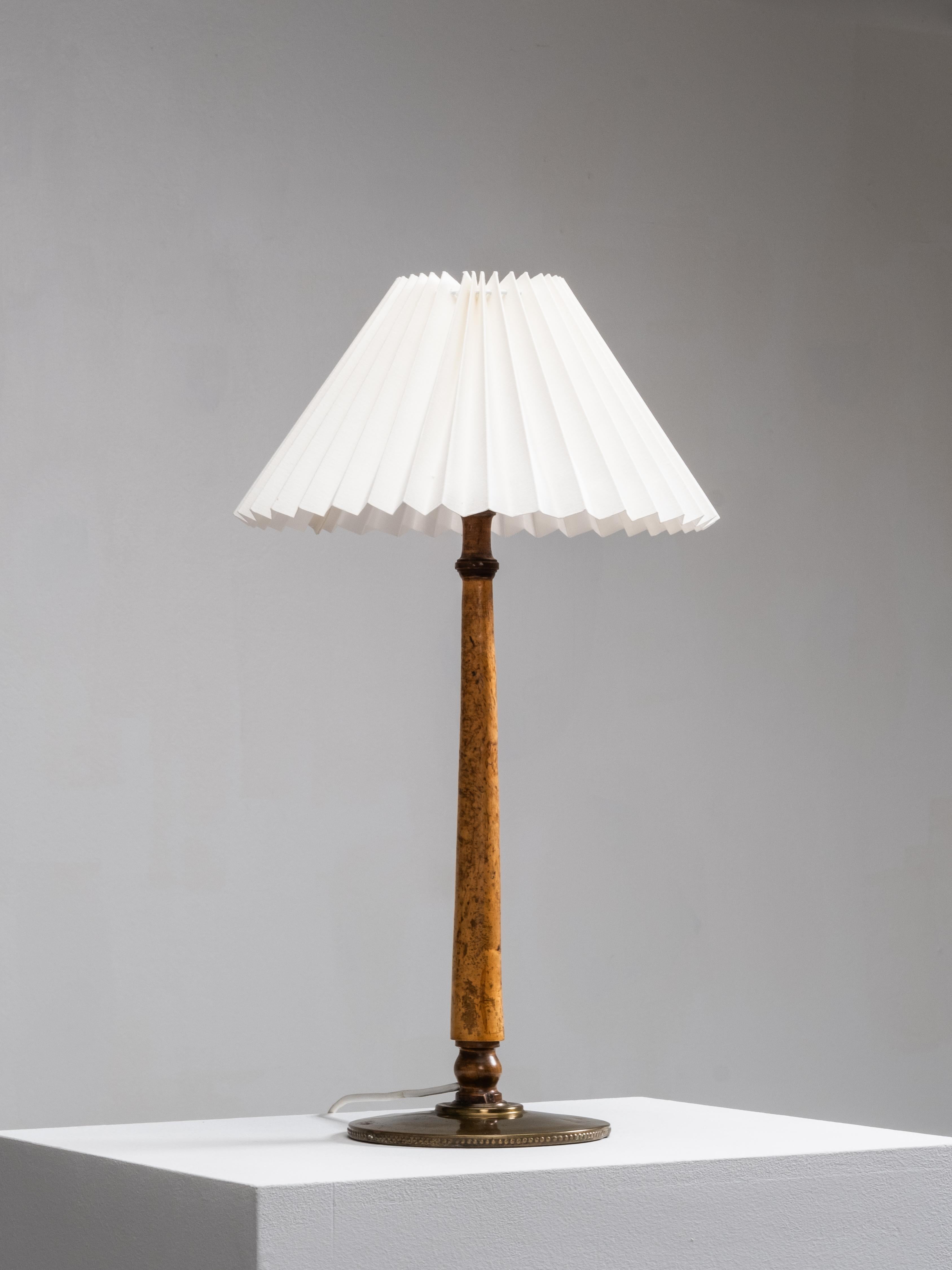 Art déco Lampe de table en bois de ronce et laiton, Finlande, années 1940 en vente