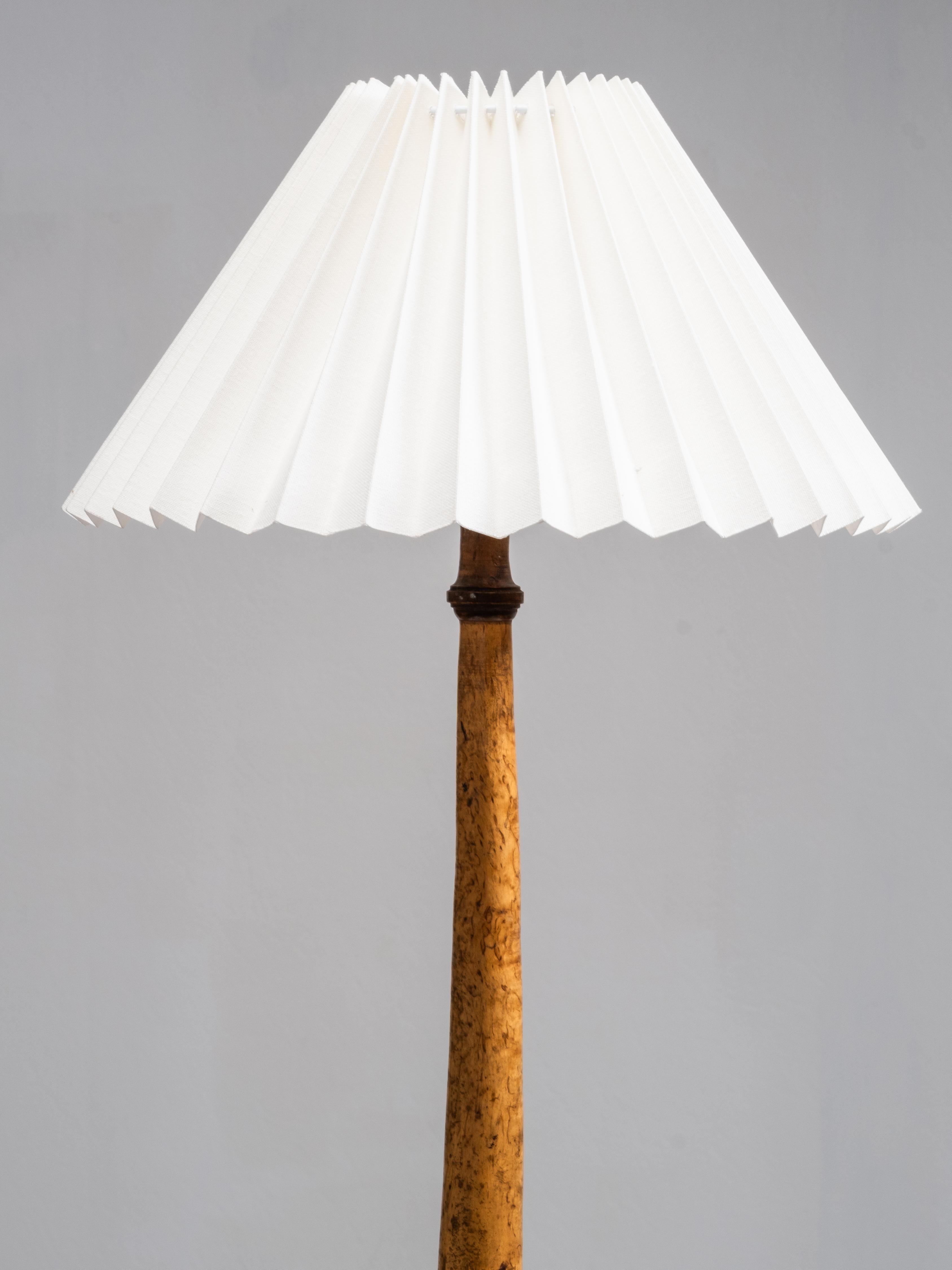 Finlandais Lampe de table en bois de ronce et laiton, Finlande, années 1940 en vente