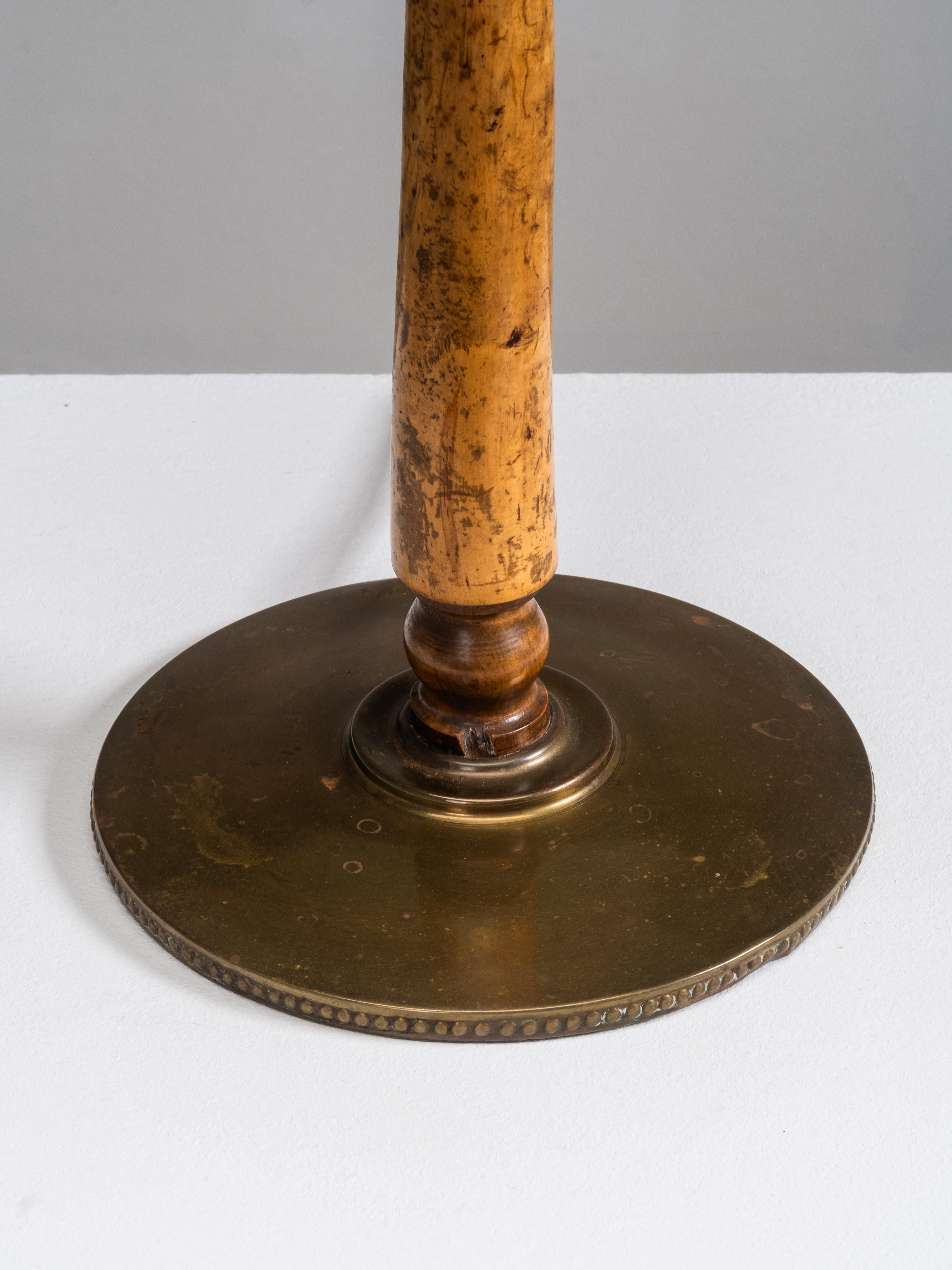Lampe de table en bois de ronce et laiton, Finlande, années 1940 Bon état - En vente à Karis, Nyland