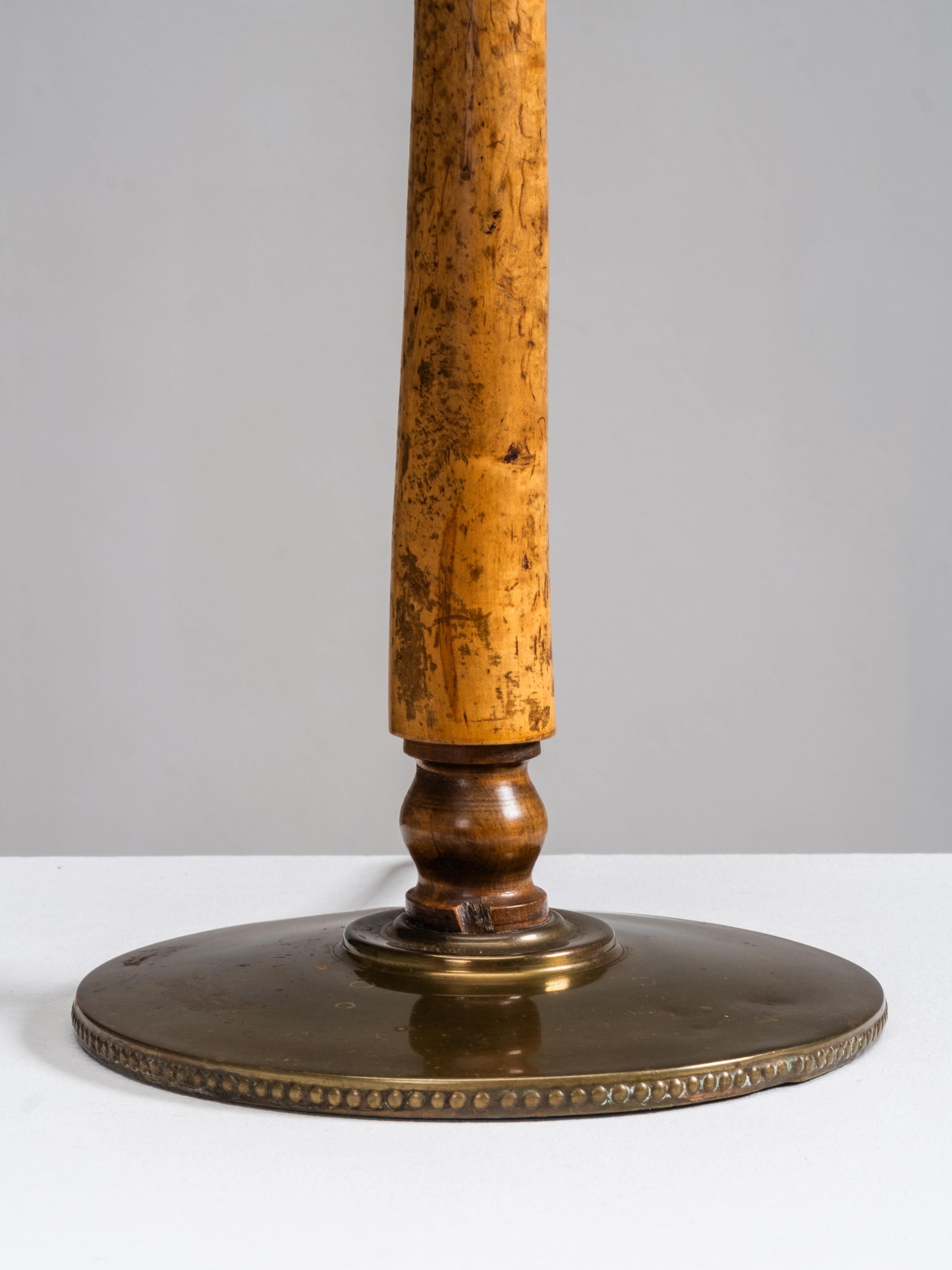 Milieu du XXe siècle Lampe de table en bois de ronce et laiton, Finlande, années 1940 en vente