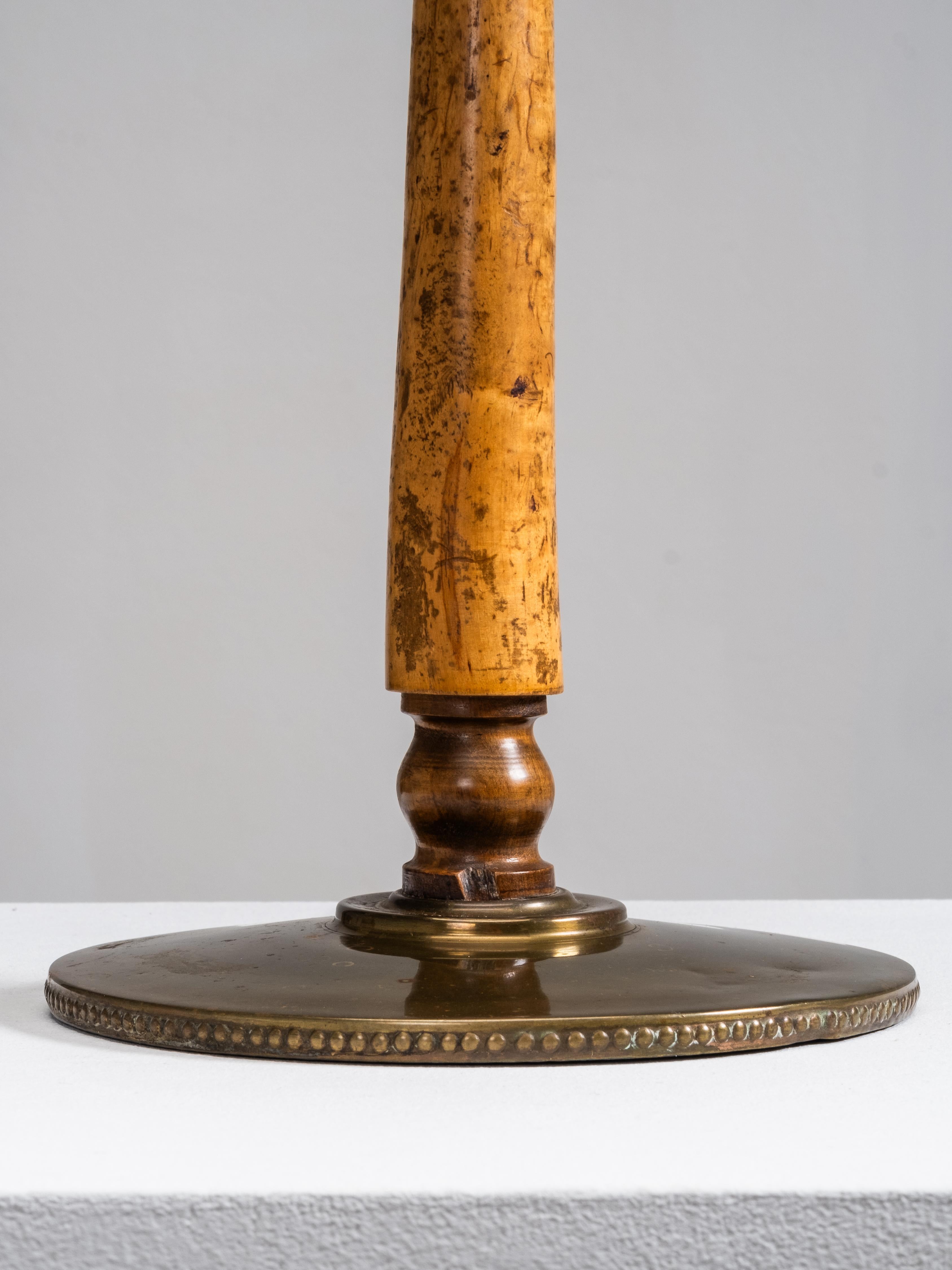Laiton Lampe de table en bois de ronce et laiton, Finlande, années 1940 en vente